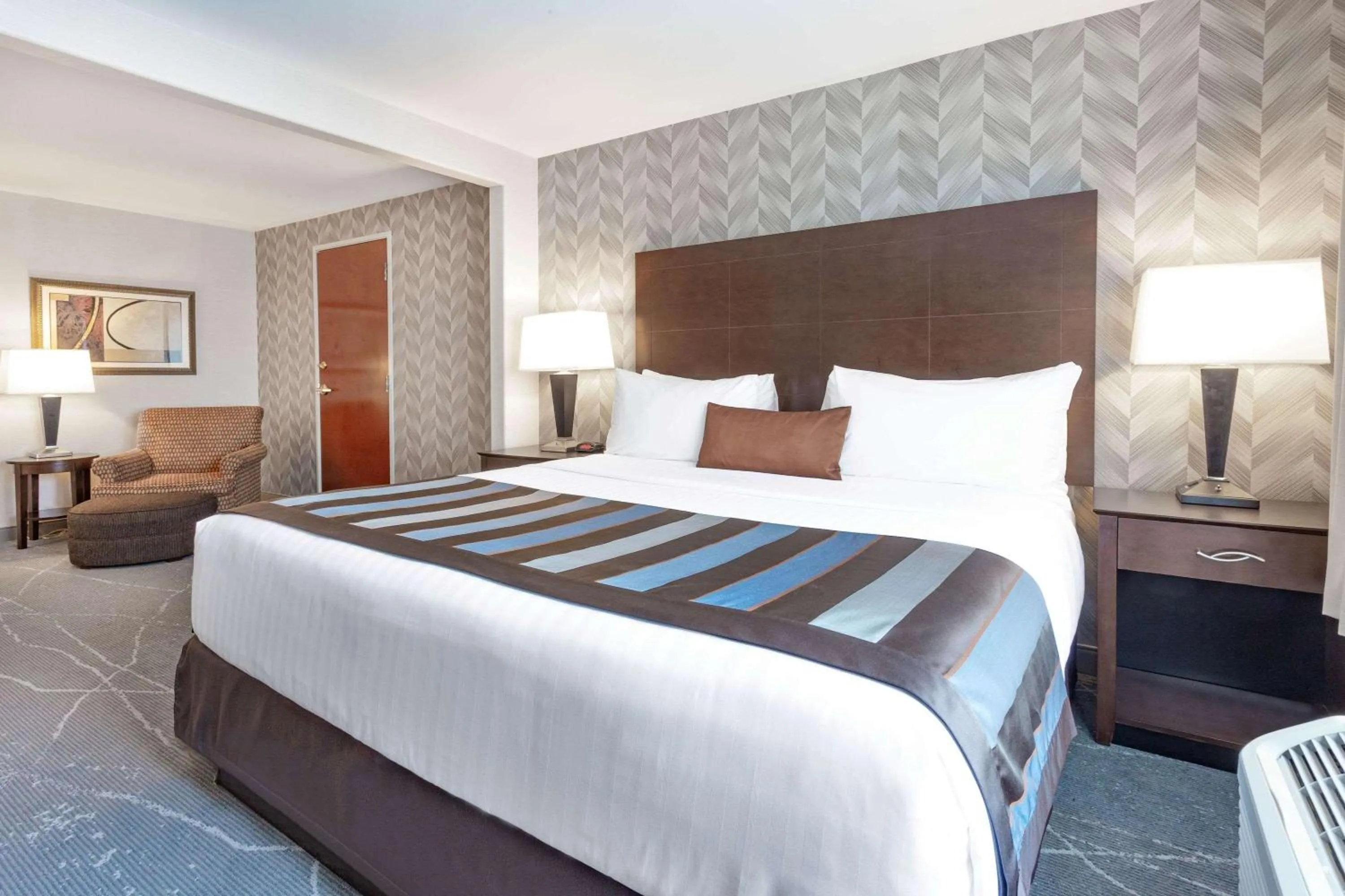 Photo of the whole room, Bed in Wingate by Wyndham Tinley Park