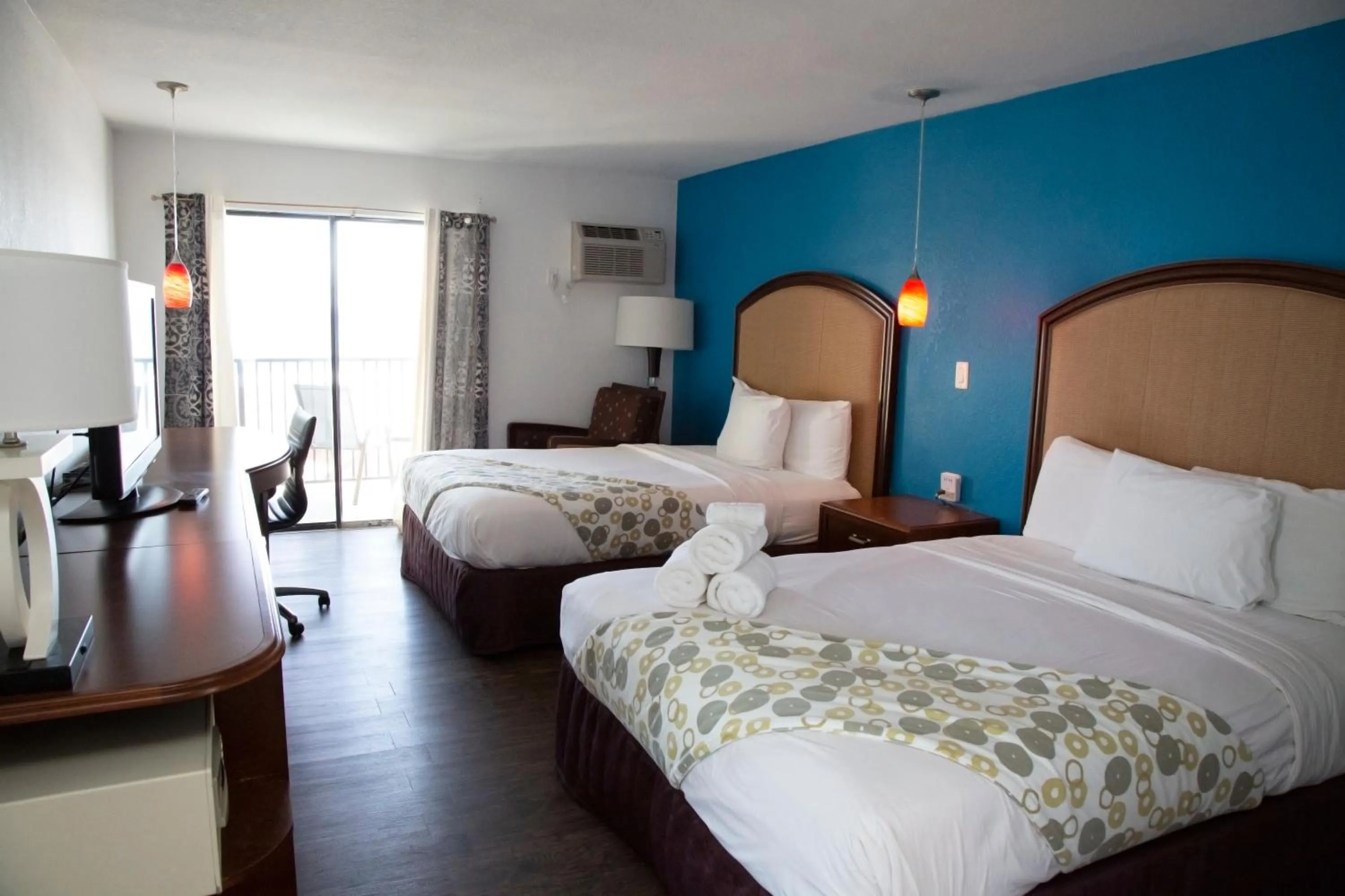 Photo of the whole room, Bed in Daytona Dream Inn By AmeriVu