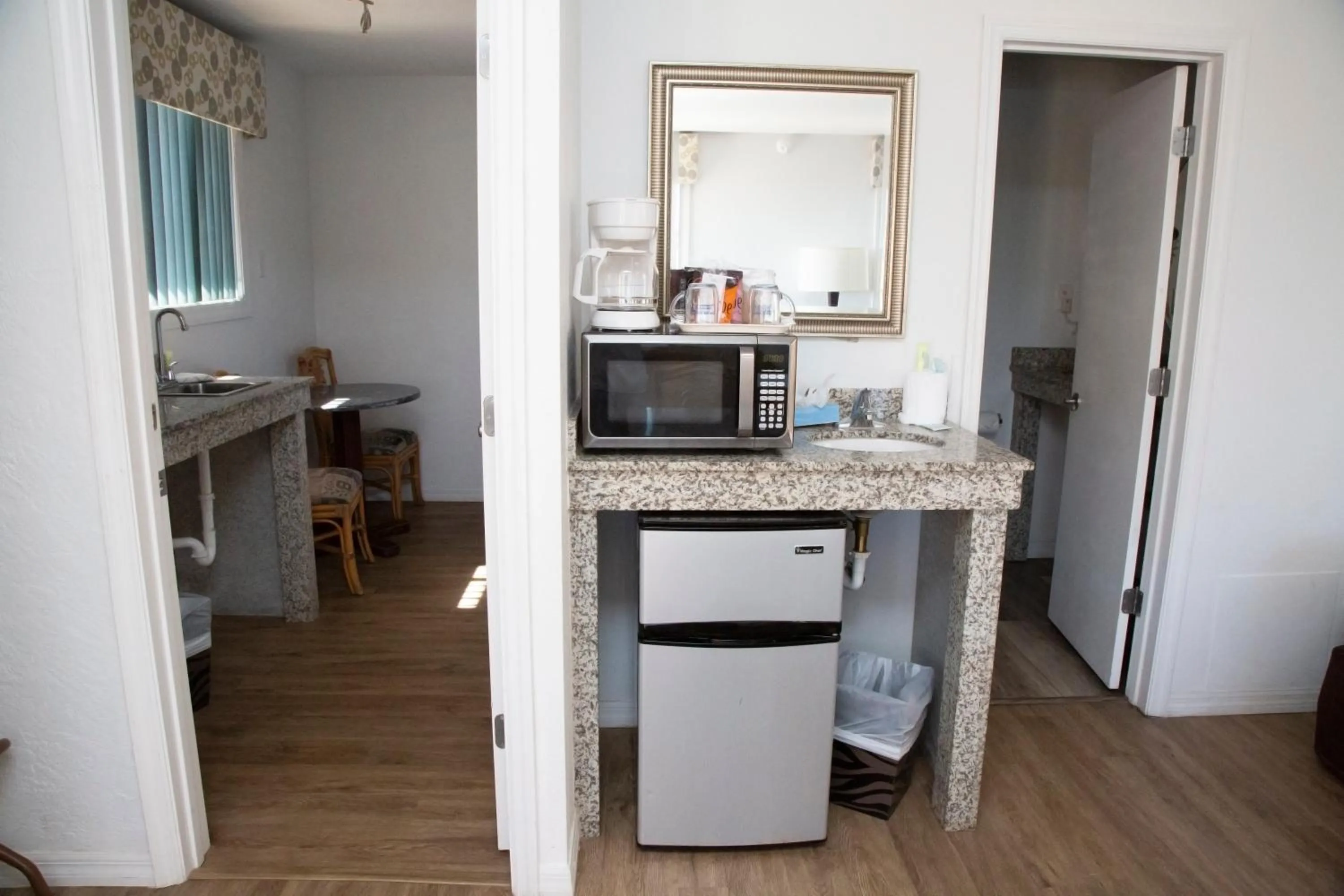 Kitchen or kitchenette in Daytona Dream Inn By AmeriVu