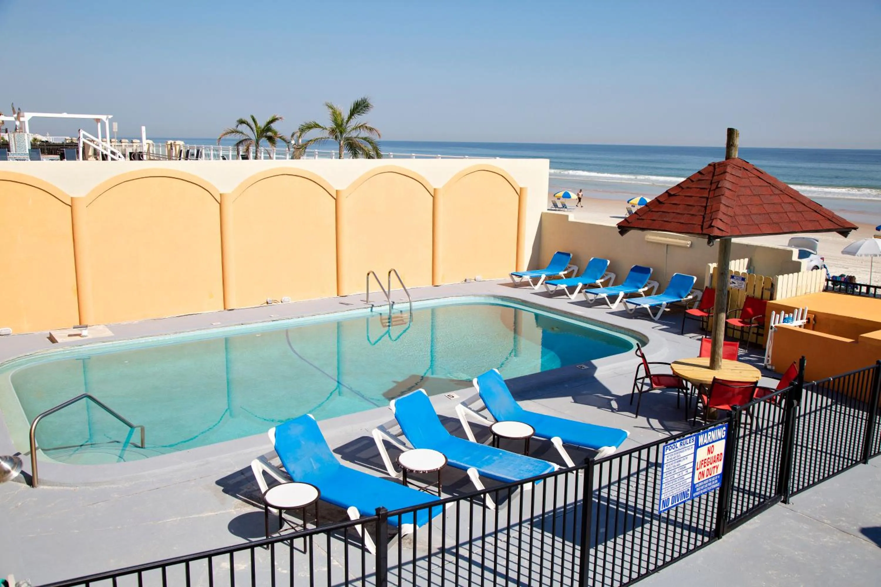 Swimming pool in Daytona Dream Inn By AmeriVu