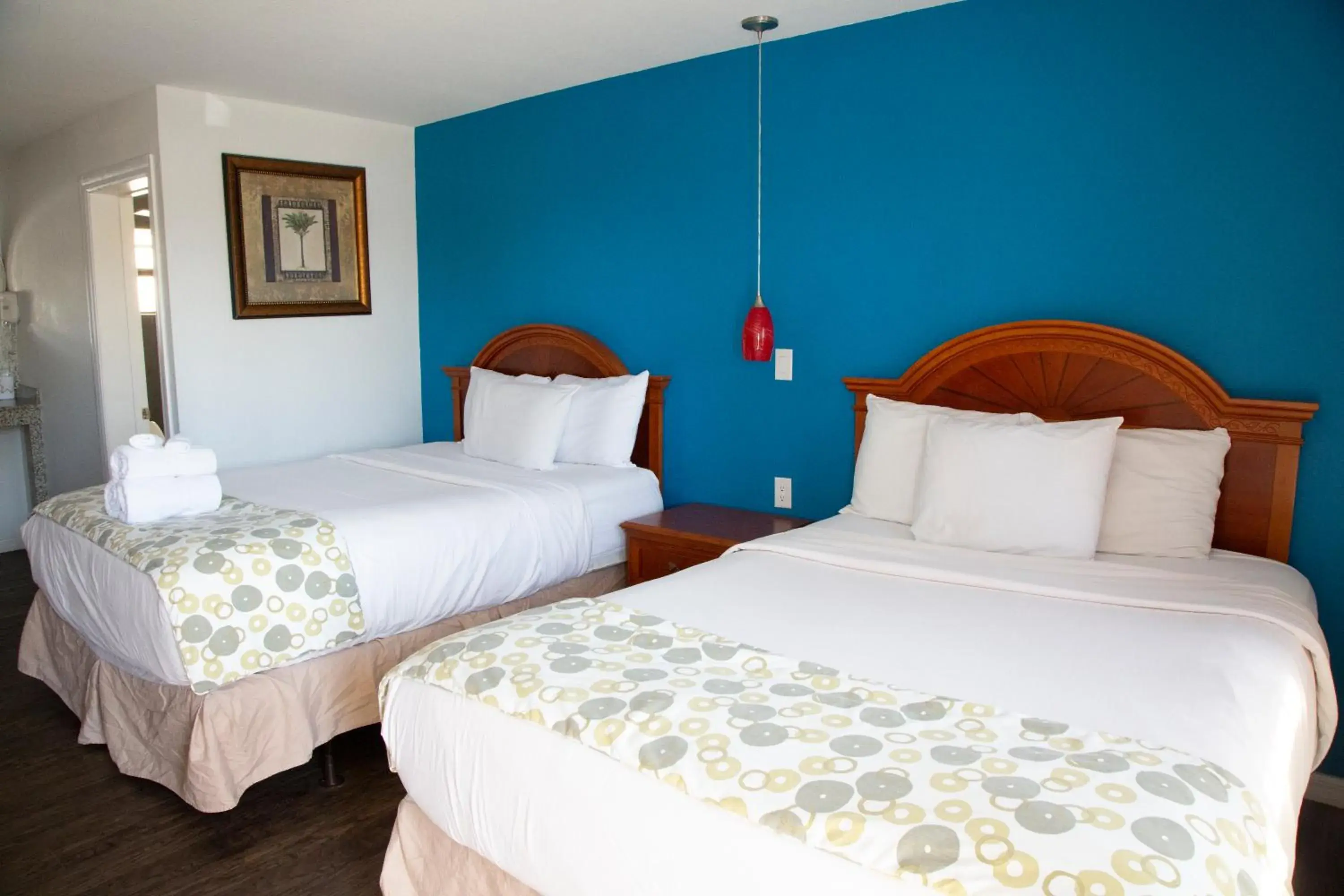 Two Queen - Courtyard View in Daytona Dream Inn By AmeriVu Two Queen - Courtyard View in Daytona Dream Inn By AmeriVu