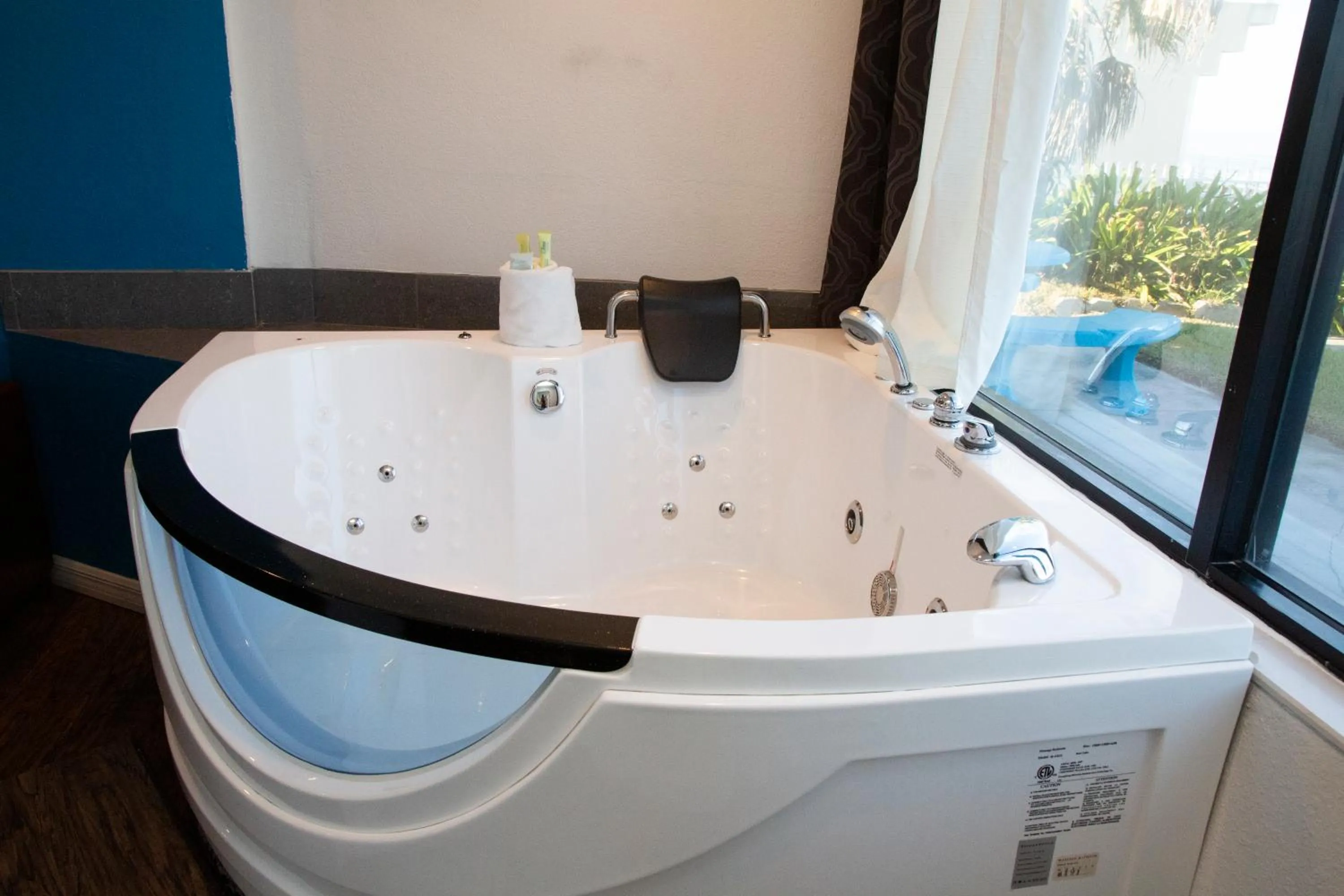 Hot Tub in Daytona Dream Inn By AmeriVu