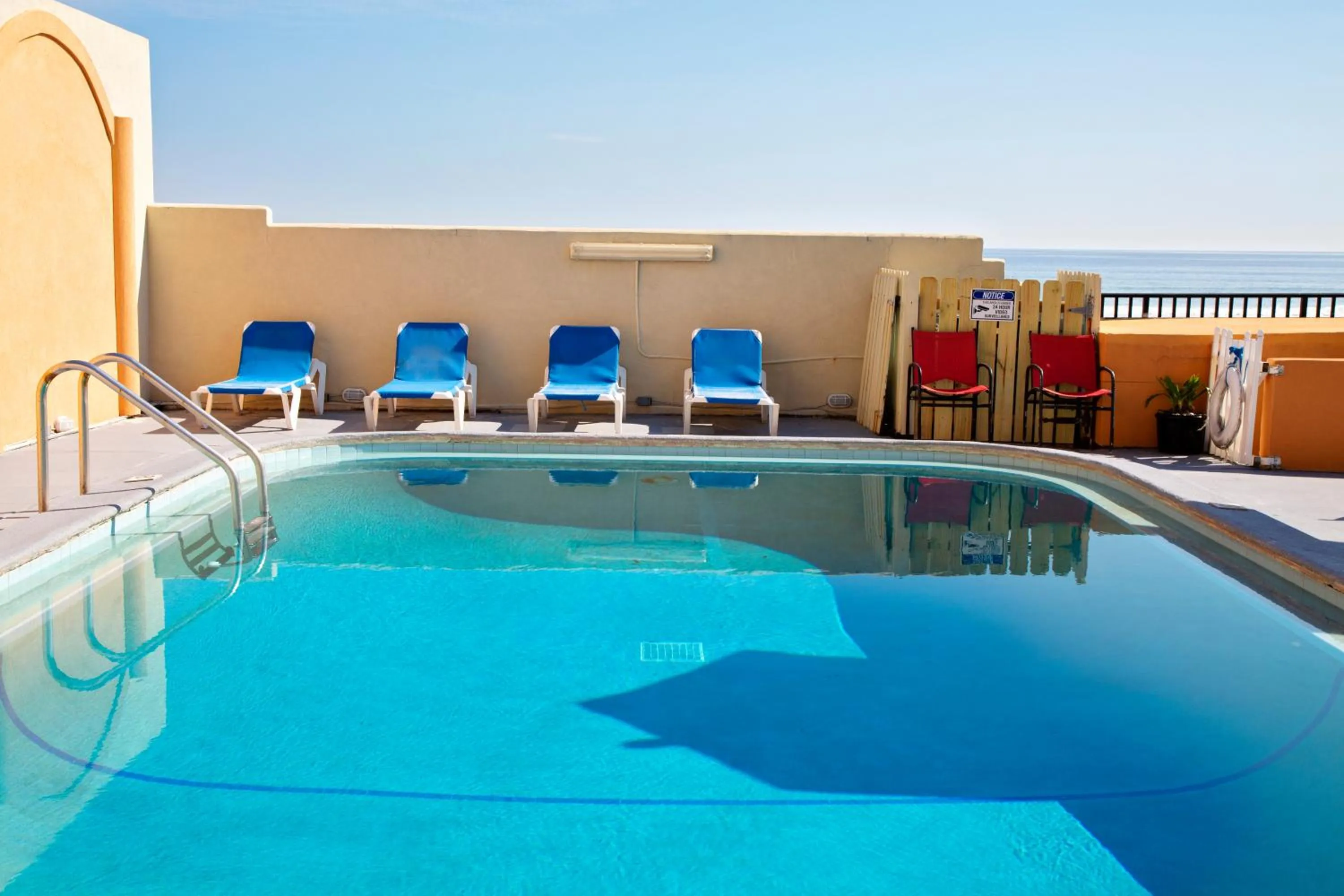 Swimming pool in Daytona Dream Inn By AmeriVu