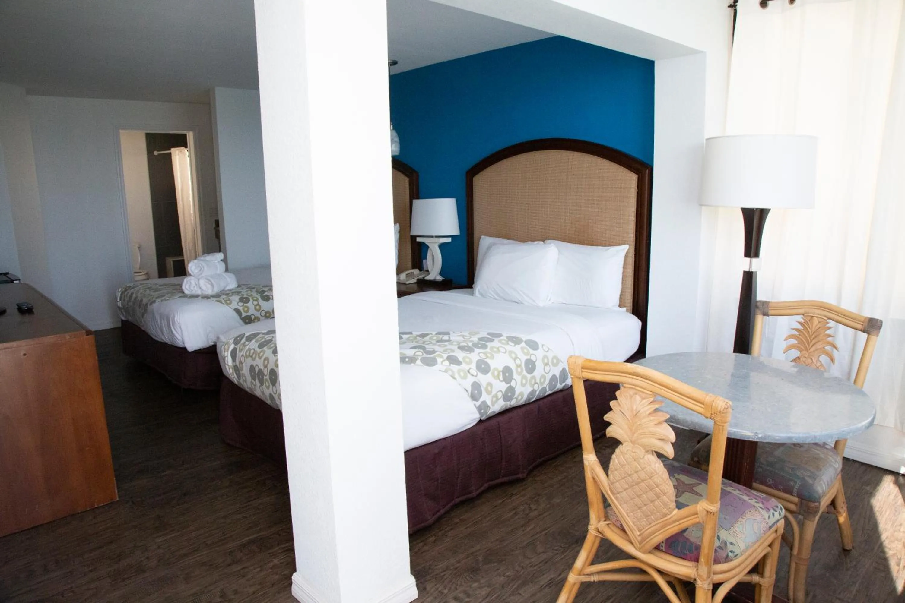 Photo of the whole room, Bed in Daytona Dream Inn By AmeriVu