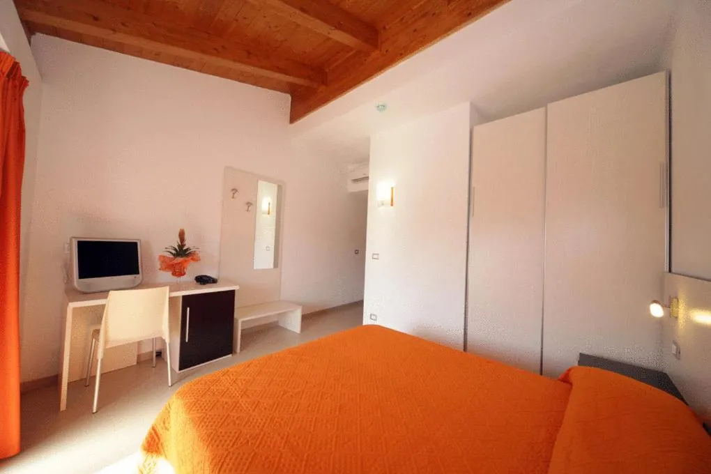 Photo of the whole room, Bed in Hotel Incontro