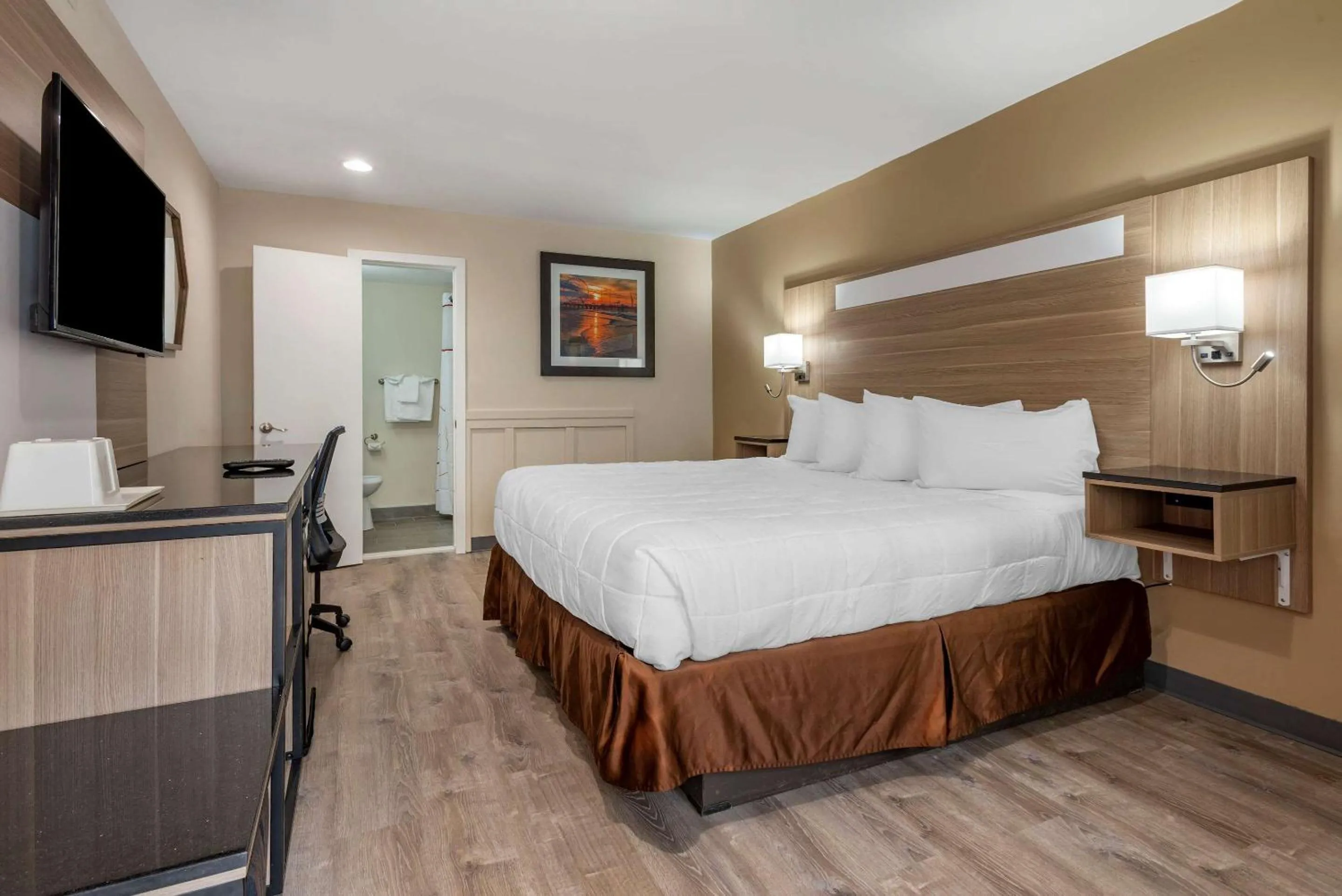 Bedroom, Bed in Rodeway Inn Oceanview