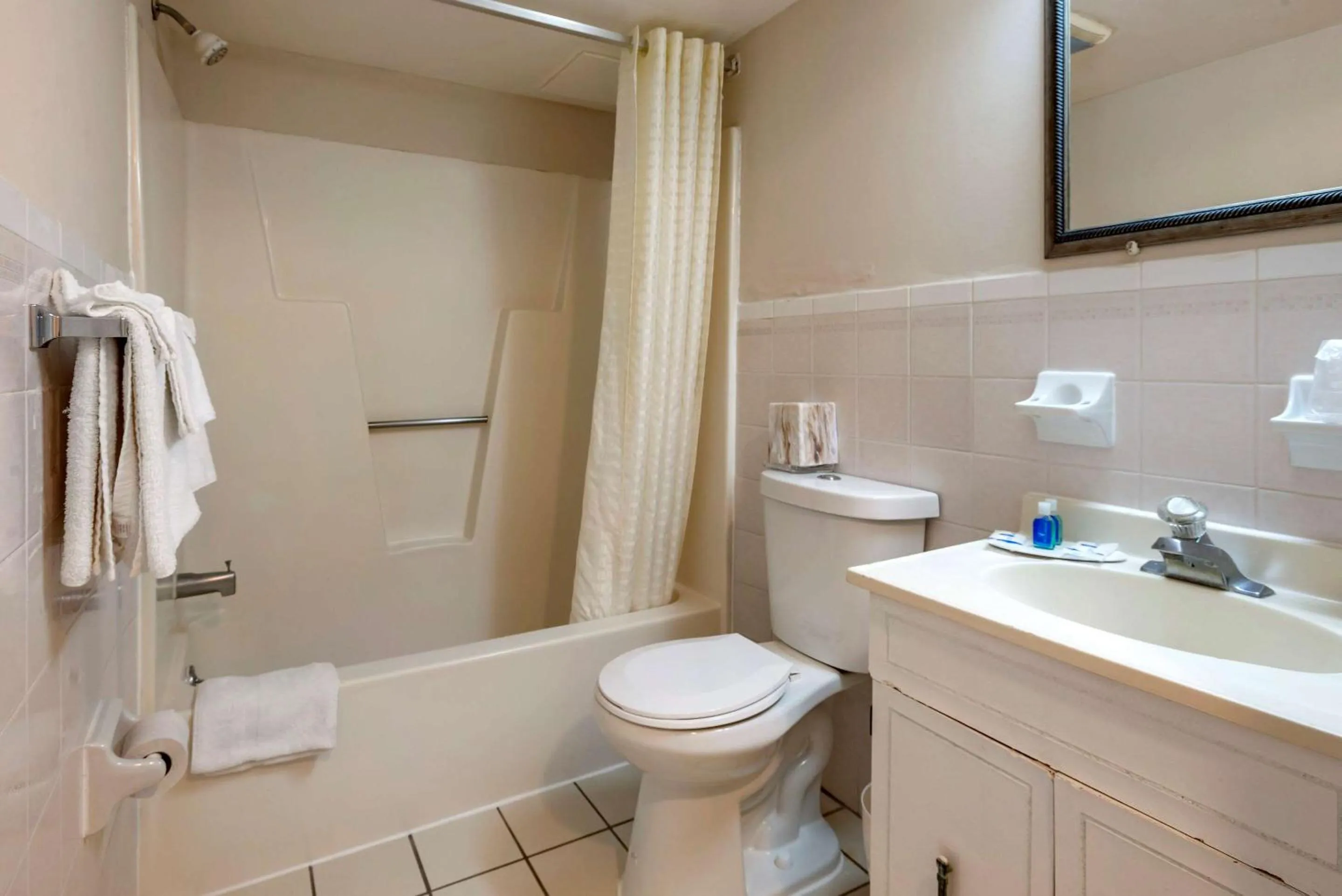 Bedroom in Rodeway Inn Oceanview