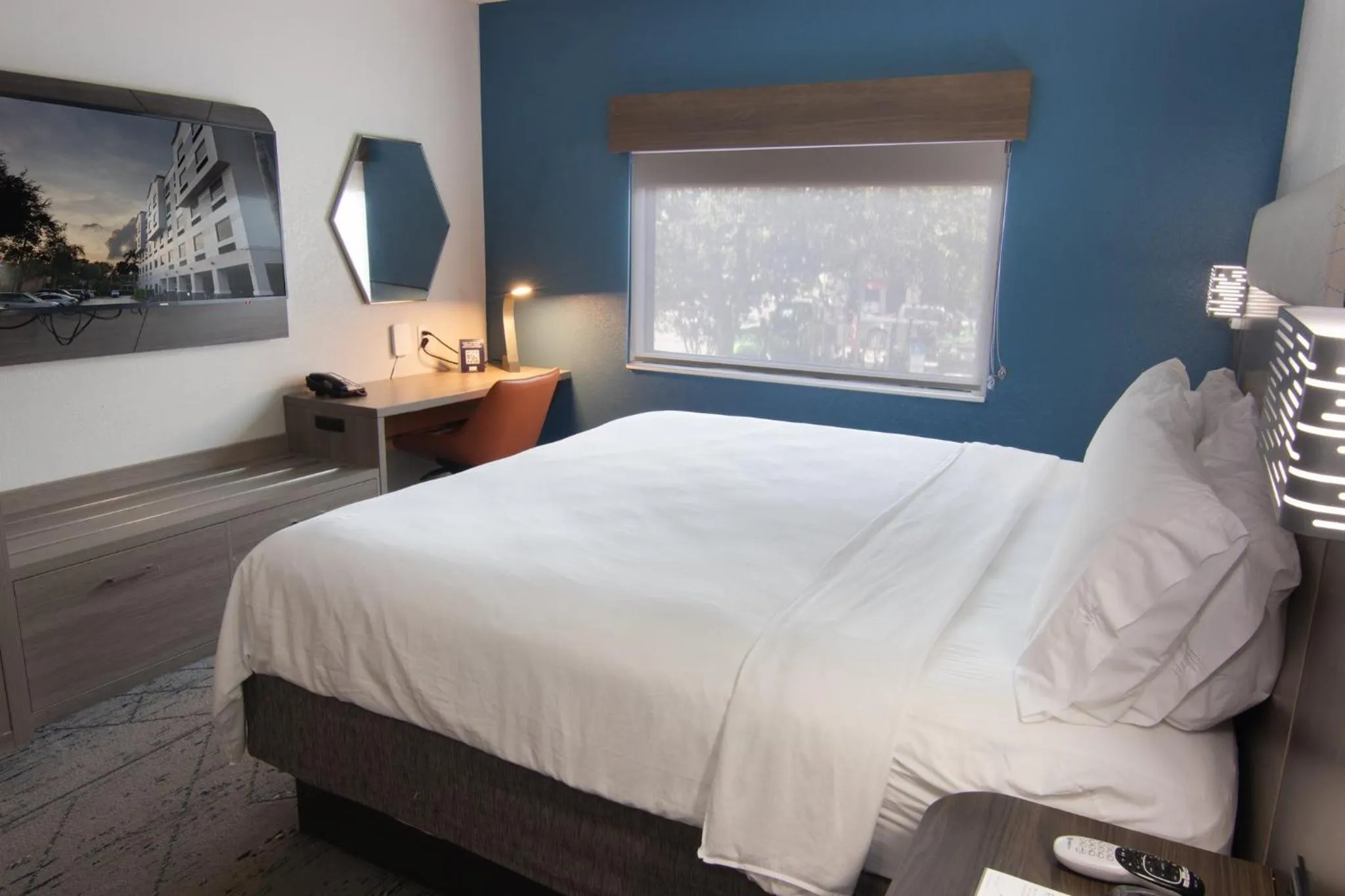 Photo of the whole room, Bed in Holiday Inn Express and Suites Fort Lauderdale Airport West by IHG