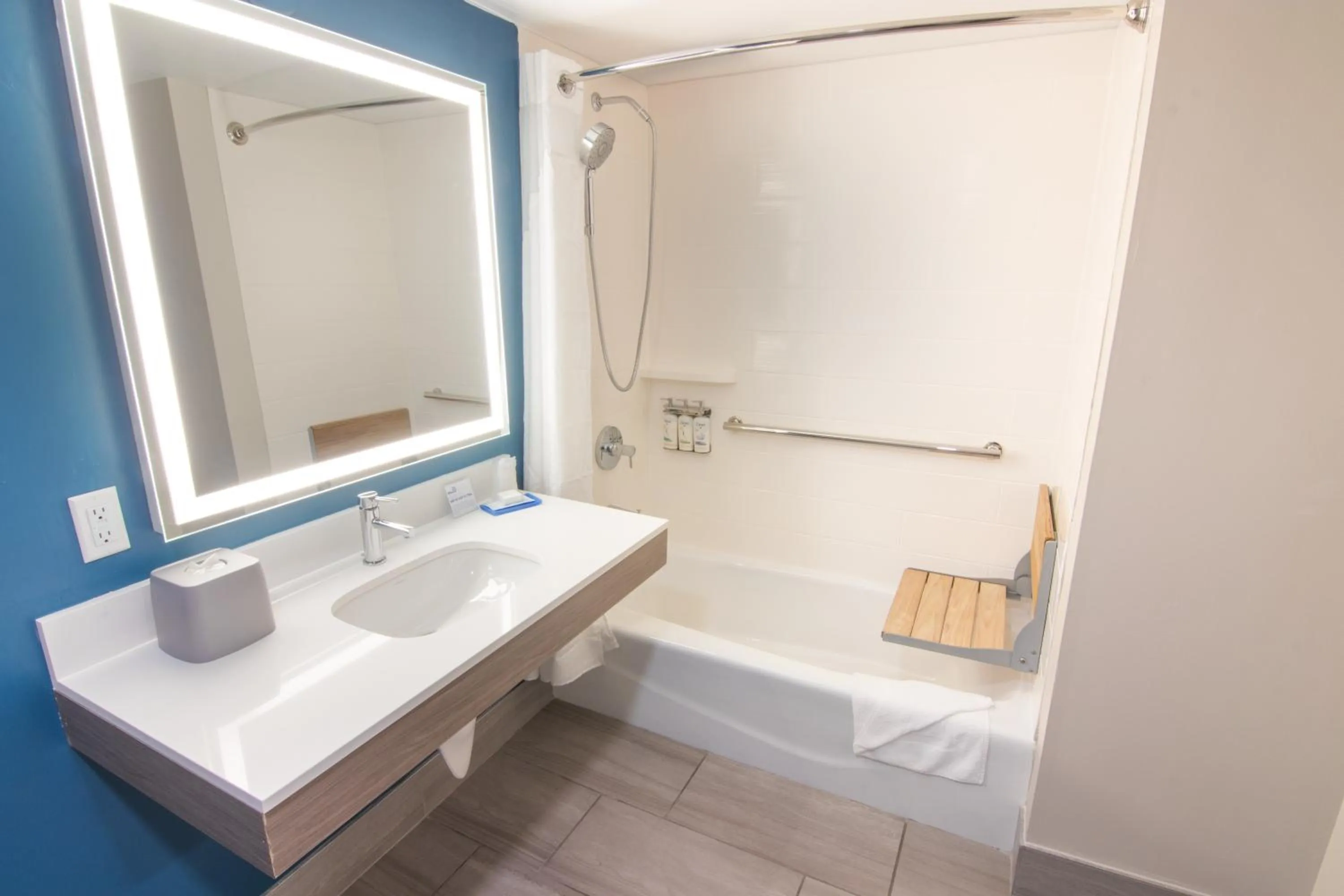 Bathroom in Holiday Inn Express and Suites Fort Lauderdale Airport West by IHG