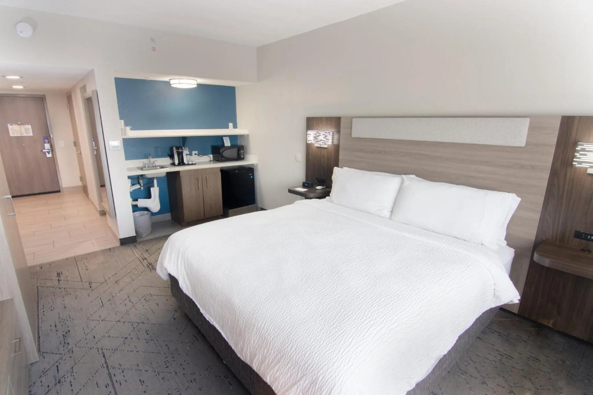 Photo of the whole room, Bed in Holiday Inn Express and Suites Fort Lauderdale Airport West by IHG