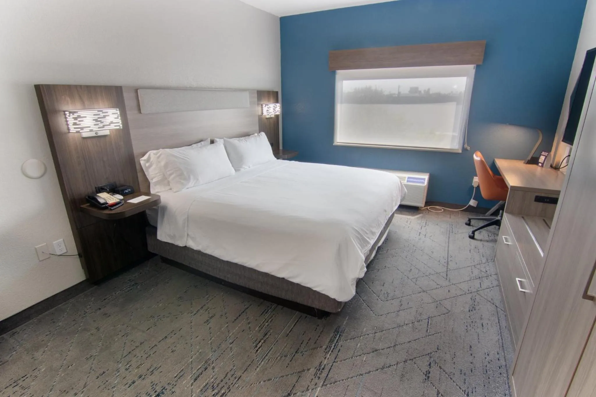 Photo of the whole room, Bed in Holiday Inn Express and Suites Fort Lauderdale Airport West by IHG