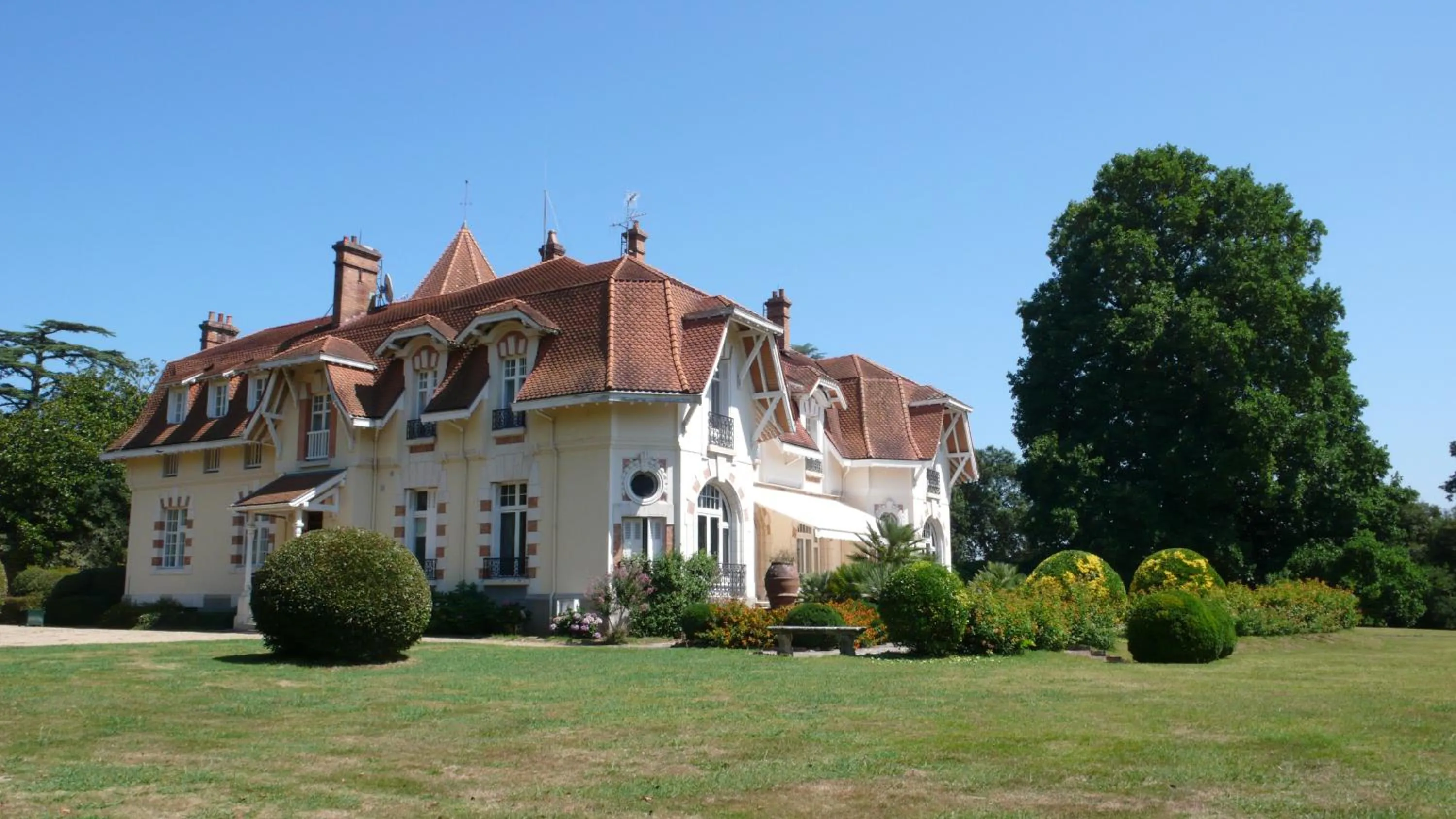 Facade/entrance in Château du Clair de Lune - Boutique Luxury Hotel