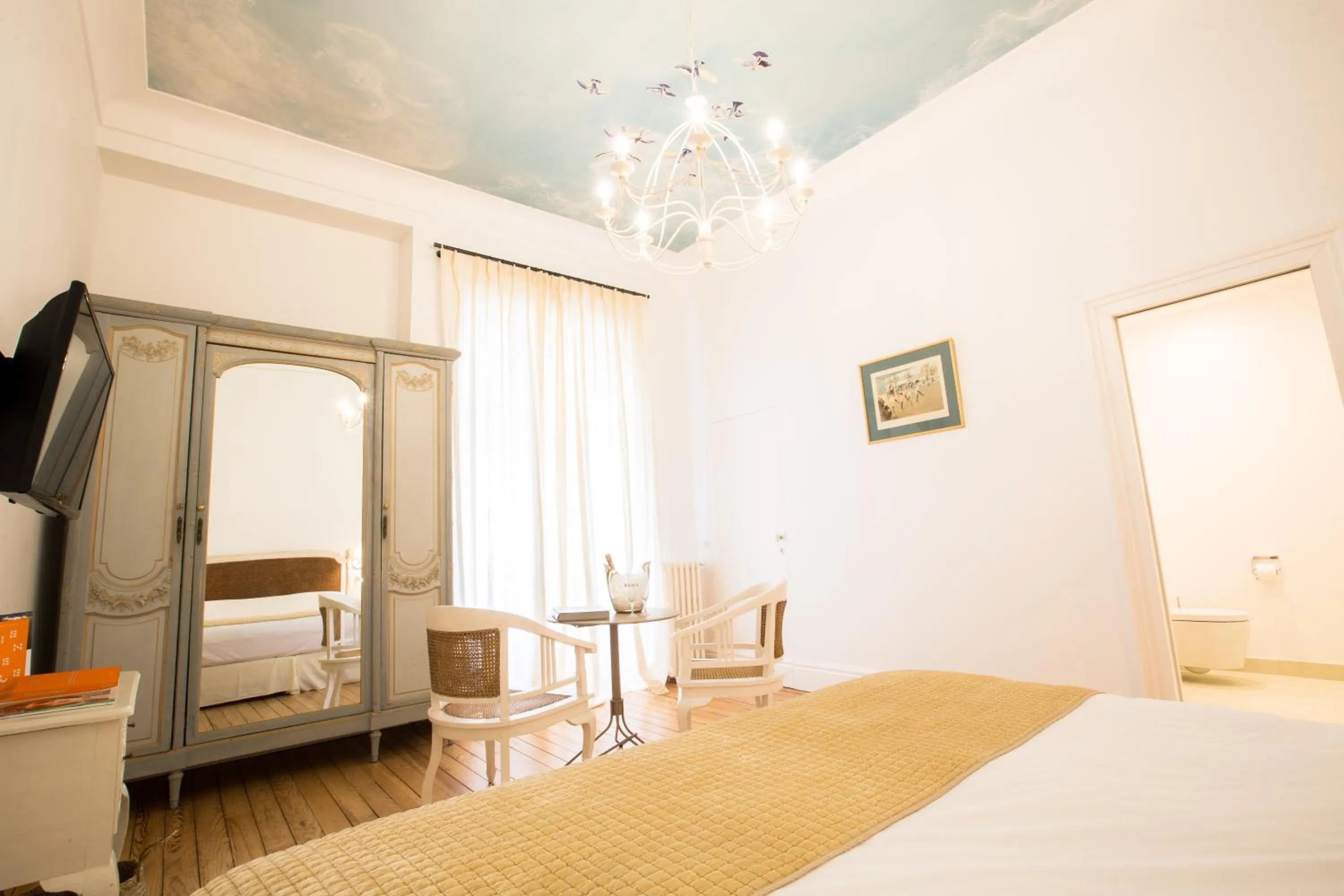 Communal lounge/ TV room, Bed in Château du Clair de Lune - Boutique Luxury Hotel