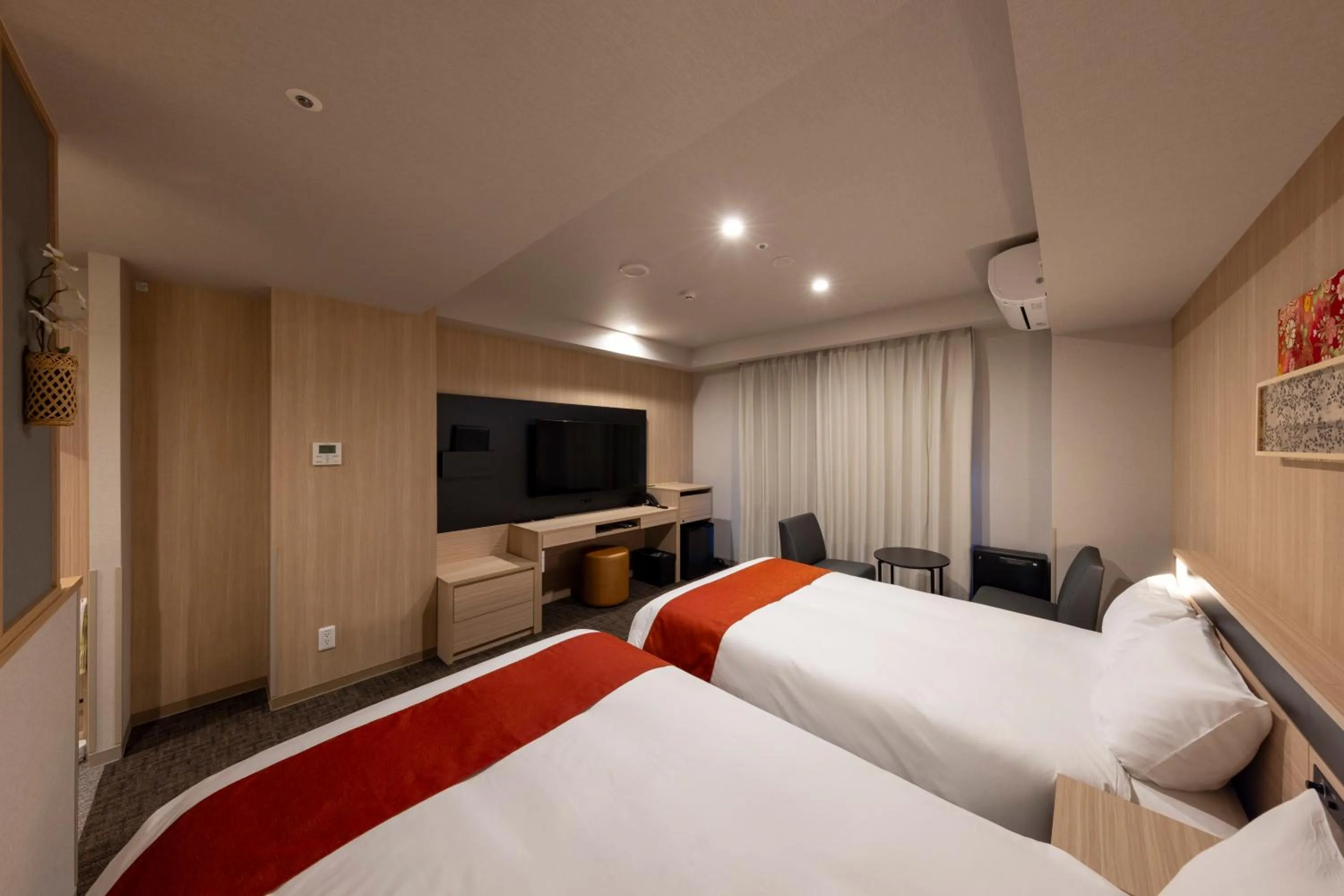 Photo of the whole room, Bed in Sanco Inn Iseshi-Ekimae Shikinoyu