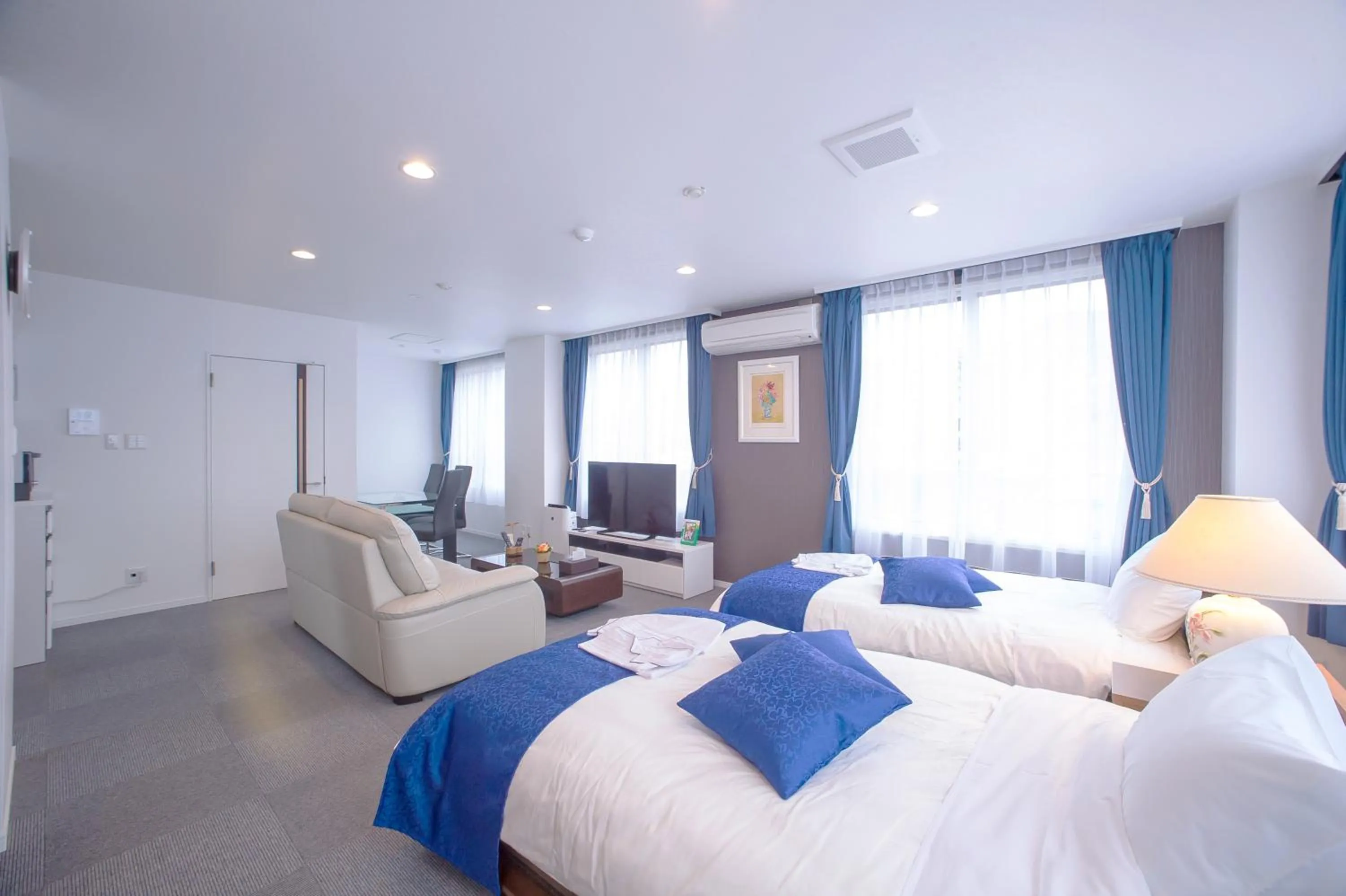 Photo of the whole room, Bed in Condominium Panoramique Motomachi