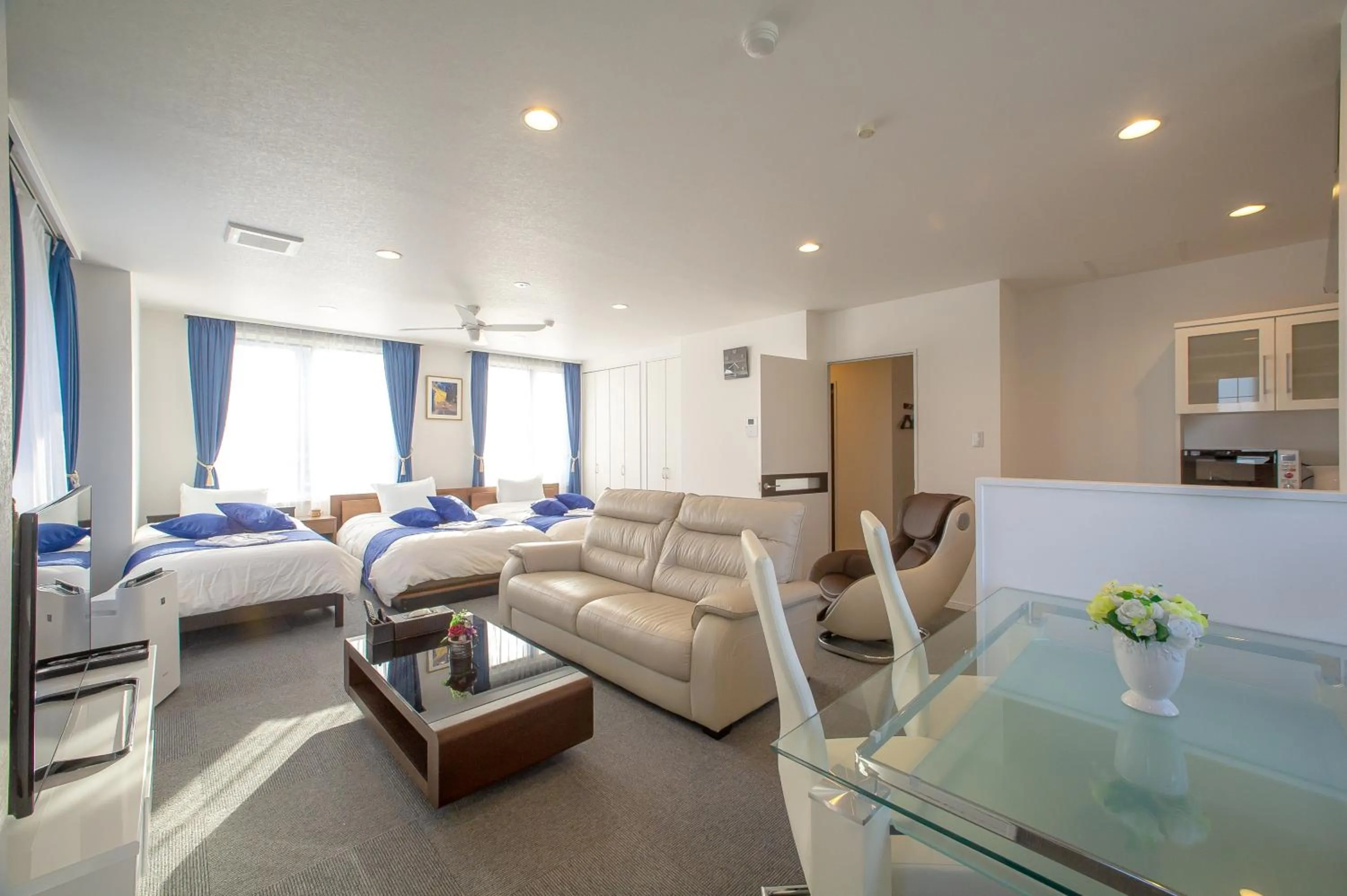 Bed in Condominium Panoramique Motomachi