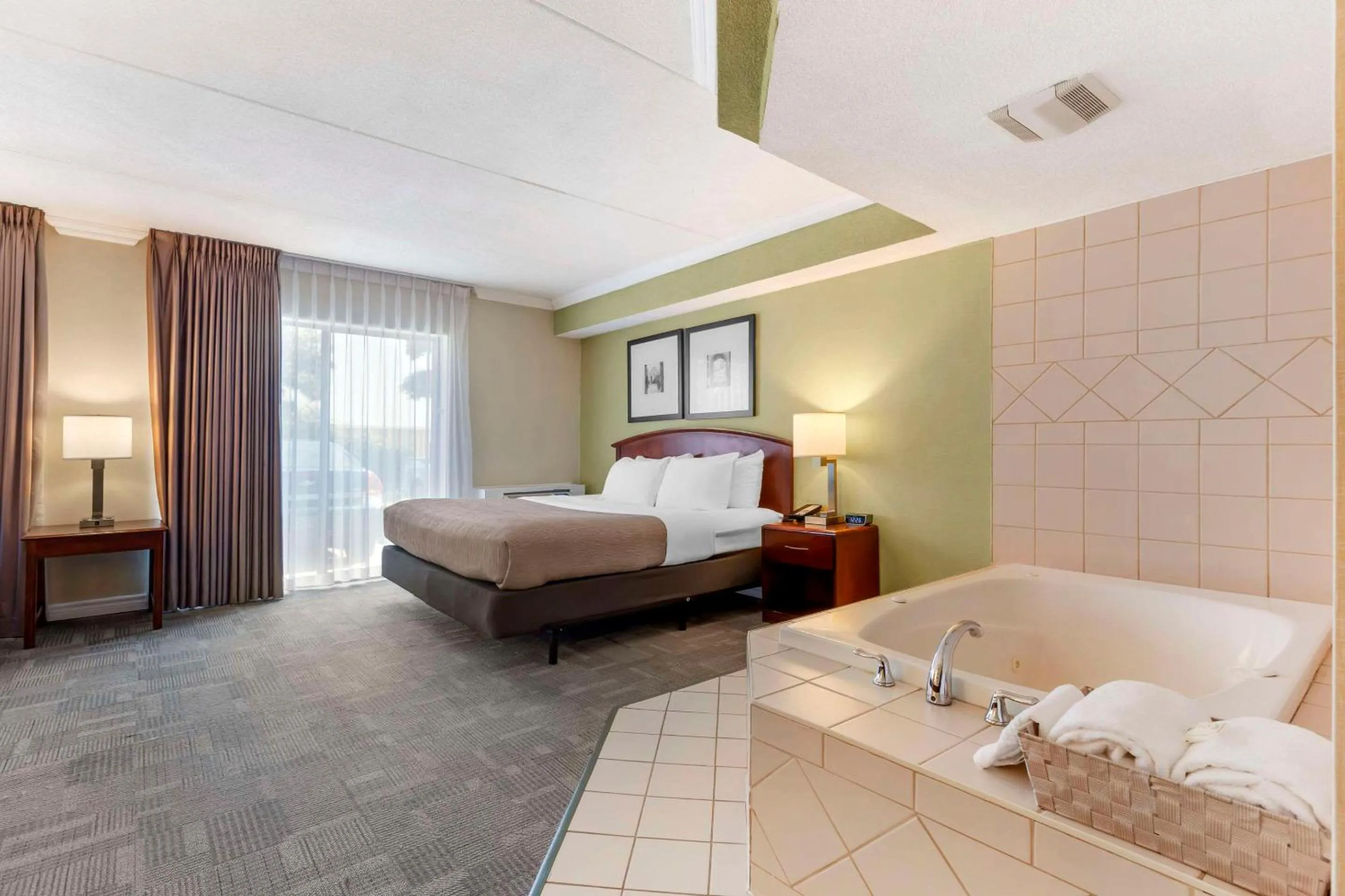 Bedroom, Bed in Quality Inn