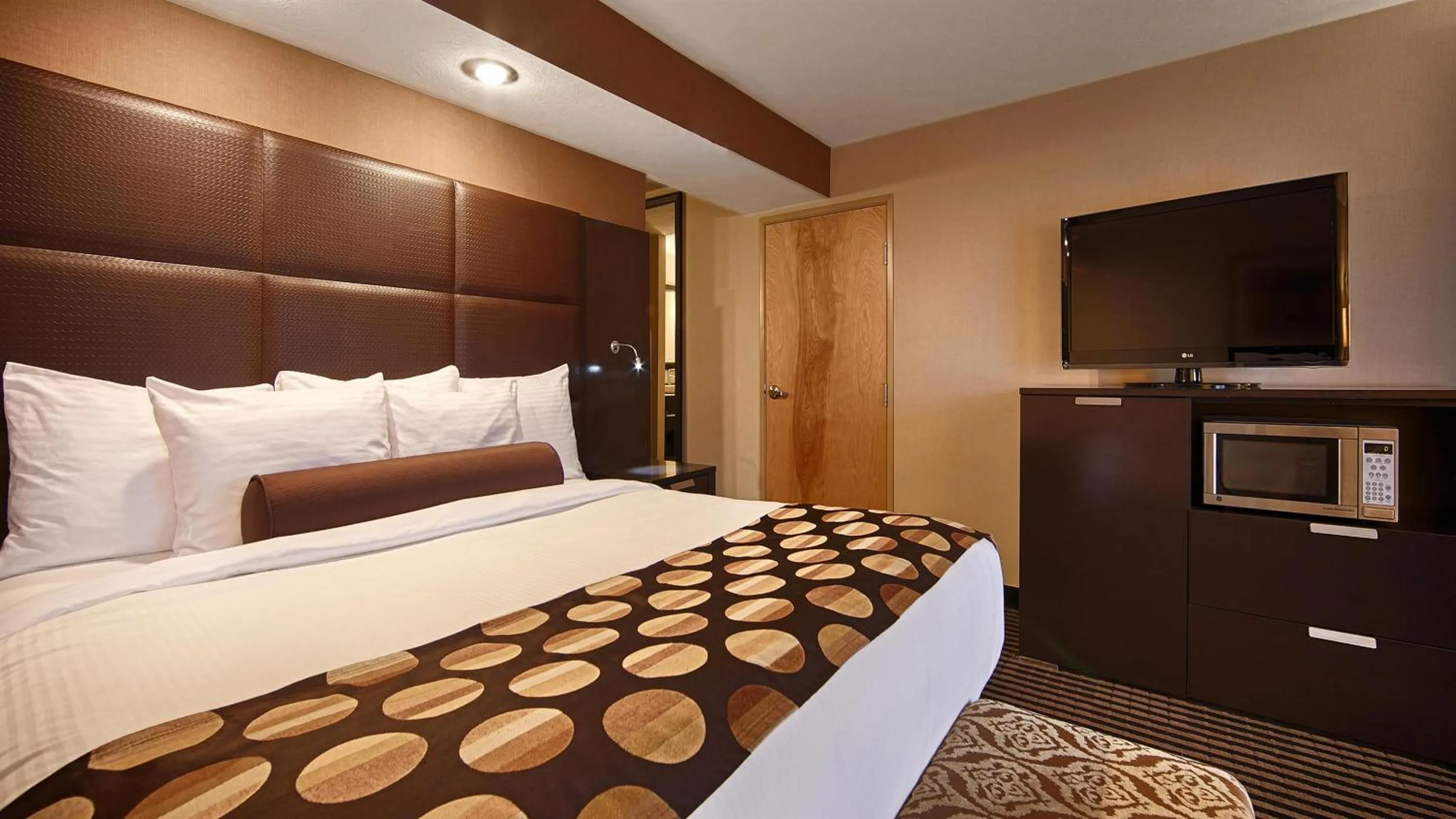 Bed in Sonesta Essential Indianapolis Airport