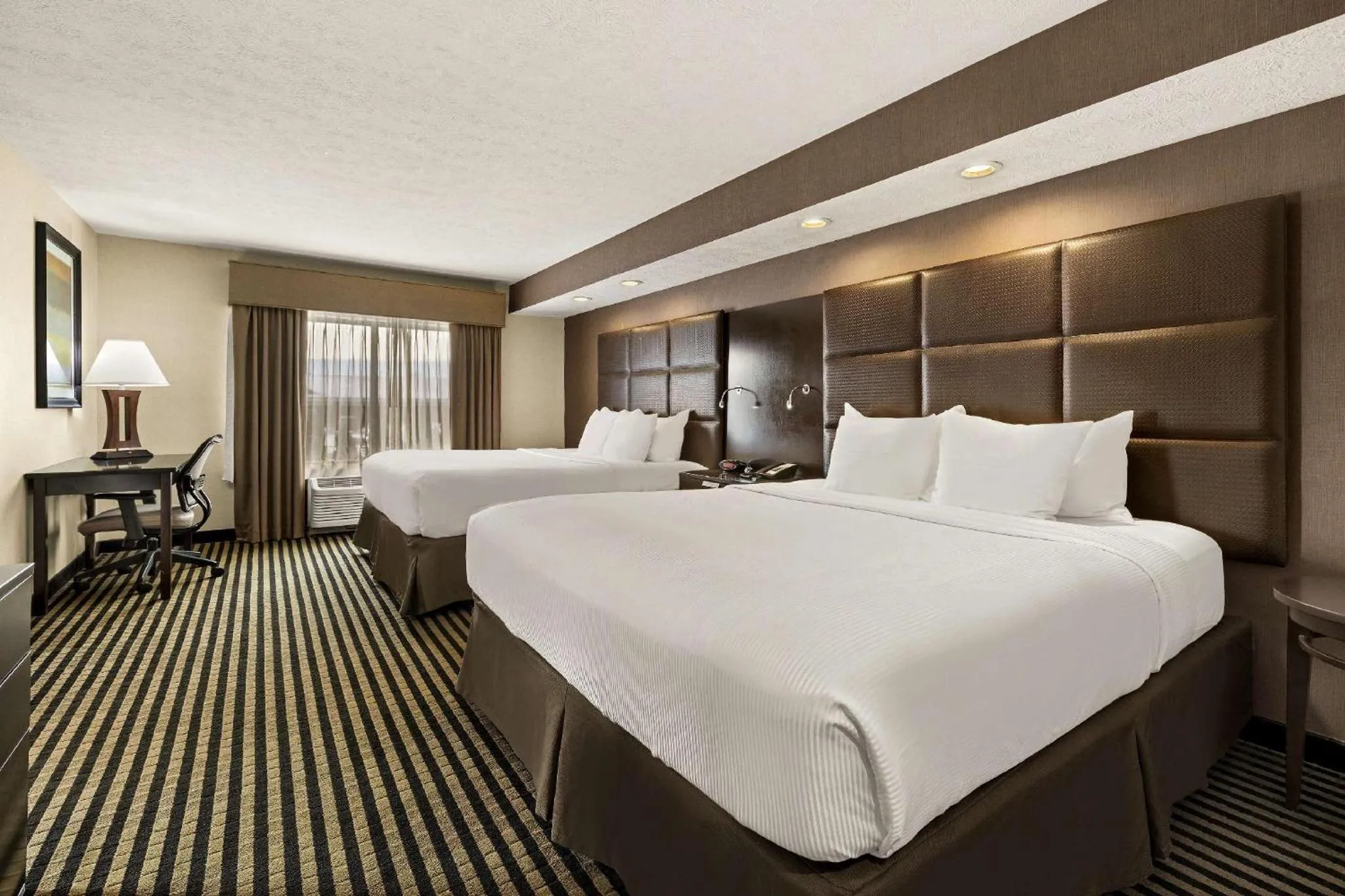 Bed in Sonesta Essential Indianapolis Airport