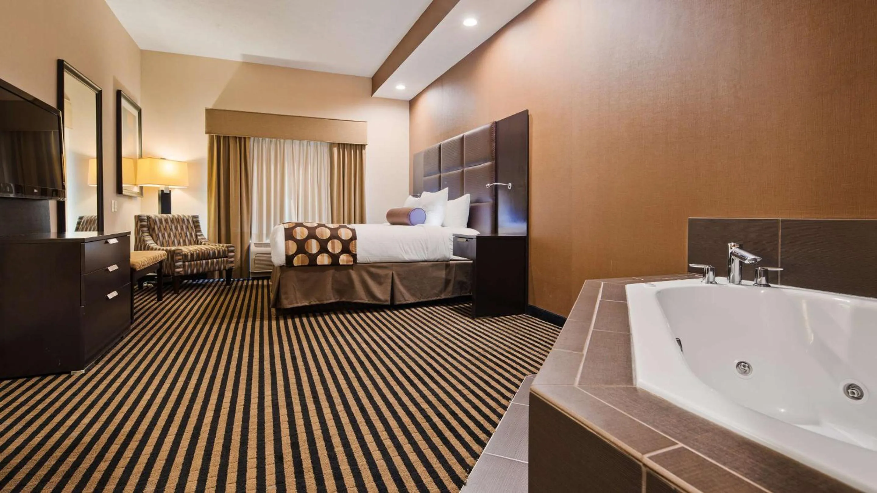 Bed in Sonesta Essential Indianapolis Airport