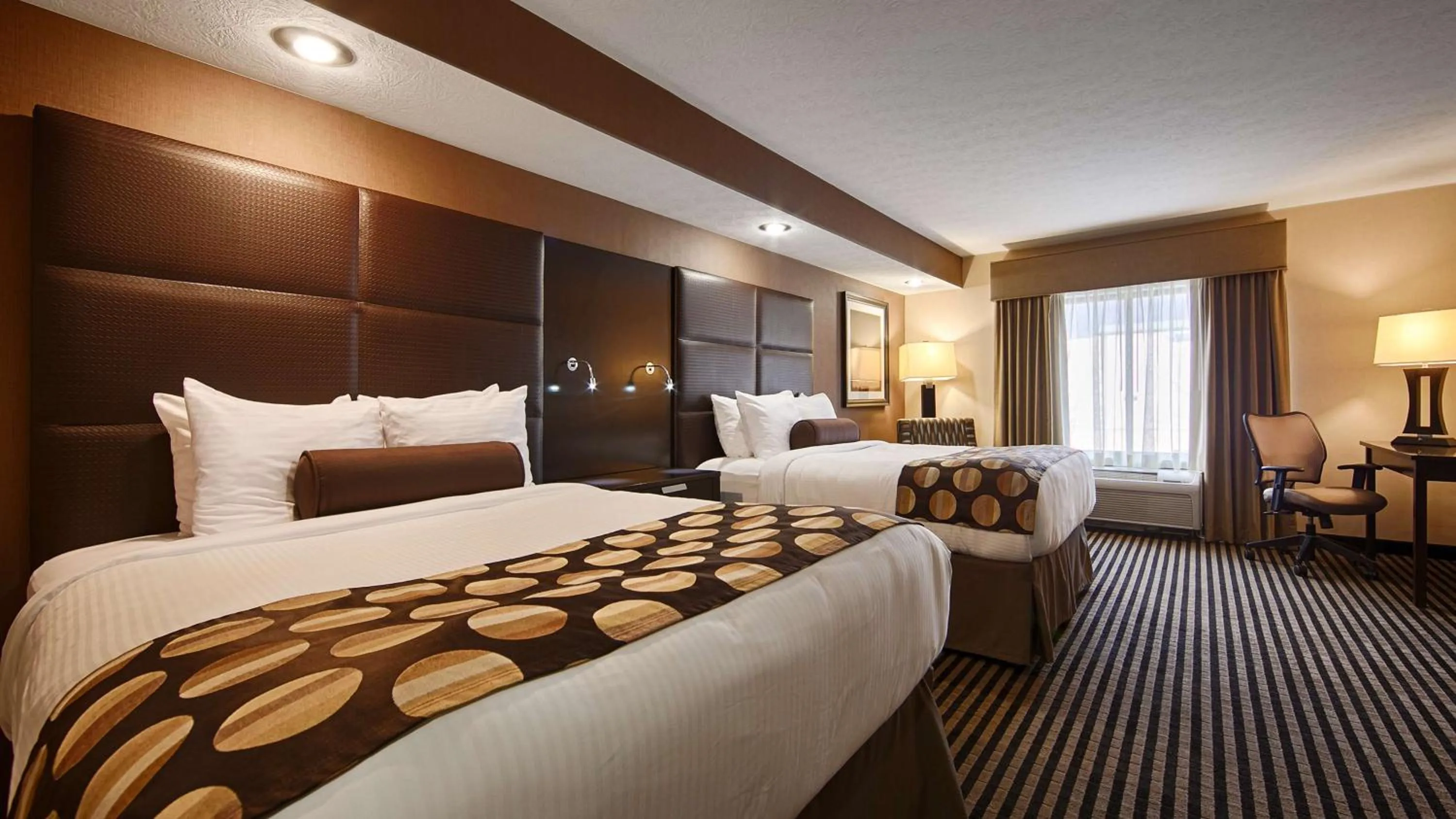 Photo of the whole room, Bed in Sonesta Essential Indianapolis Airport