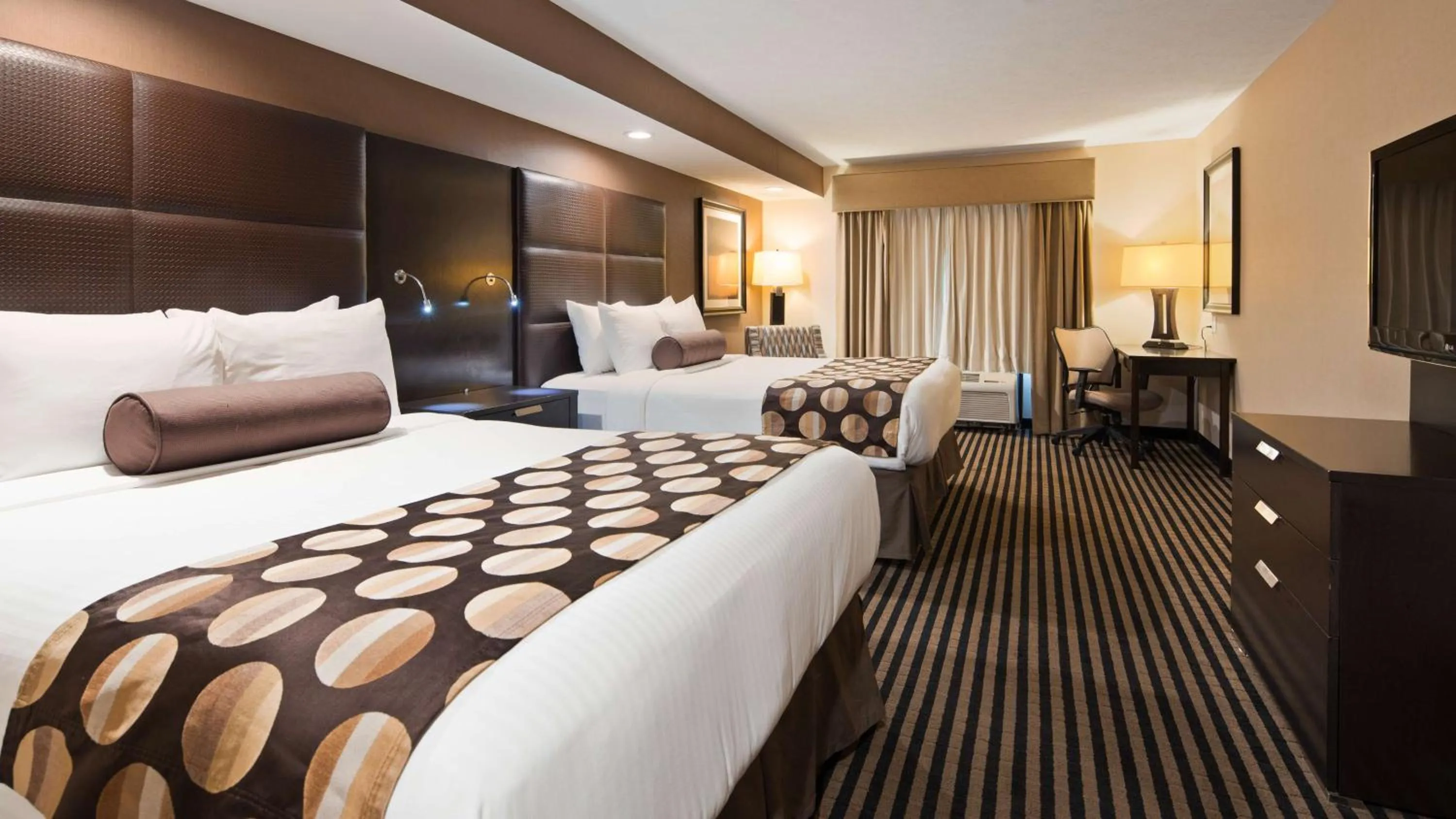 Photo of the whole room, Bed in Sonesta Essential Indianapolis Airport