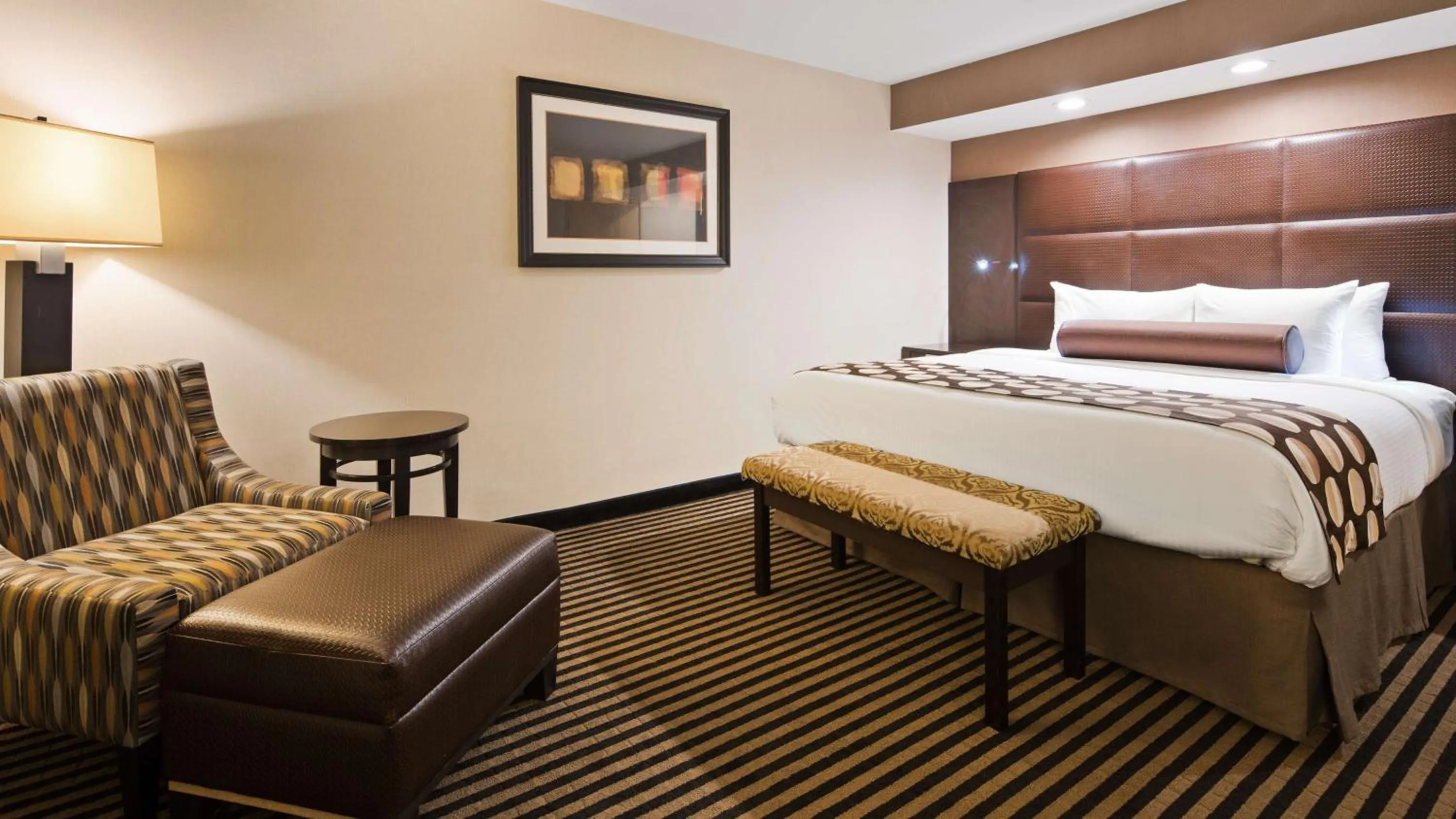 Photo of the whole room, Bed in Sonesta Essential Indianapolis Airport