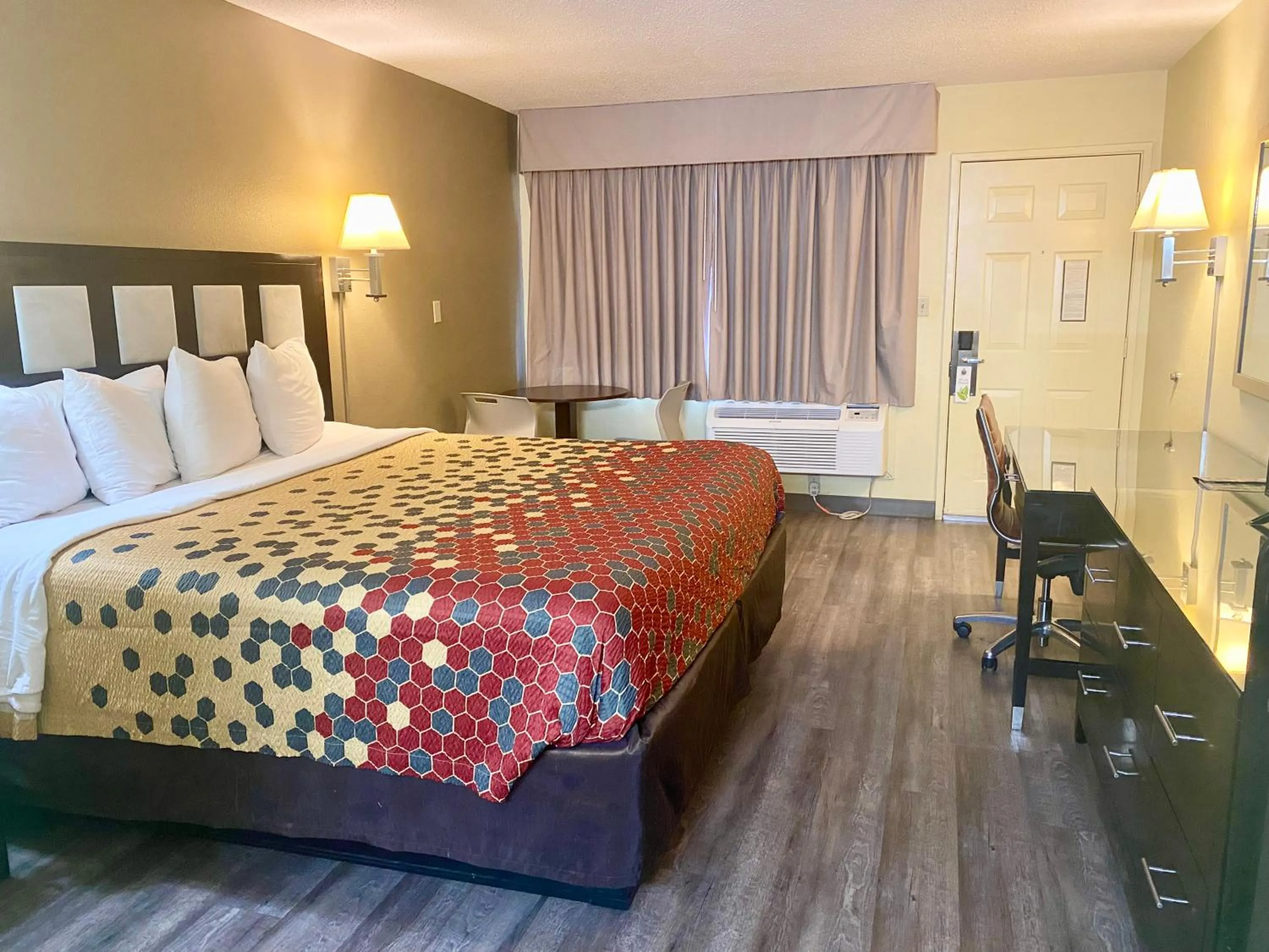 Bedroom, Bed in Super 8 by Wyndham Albuquerque Downtown