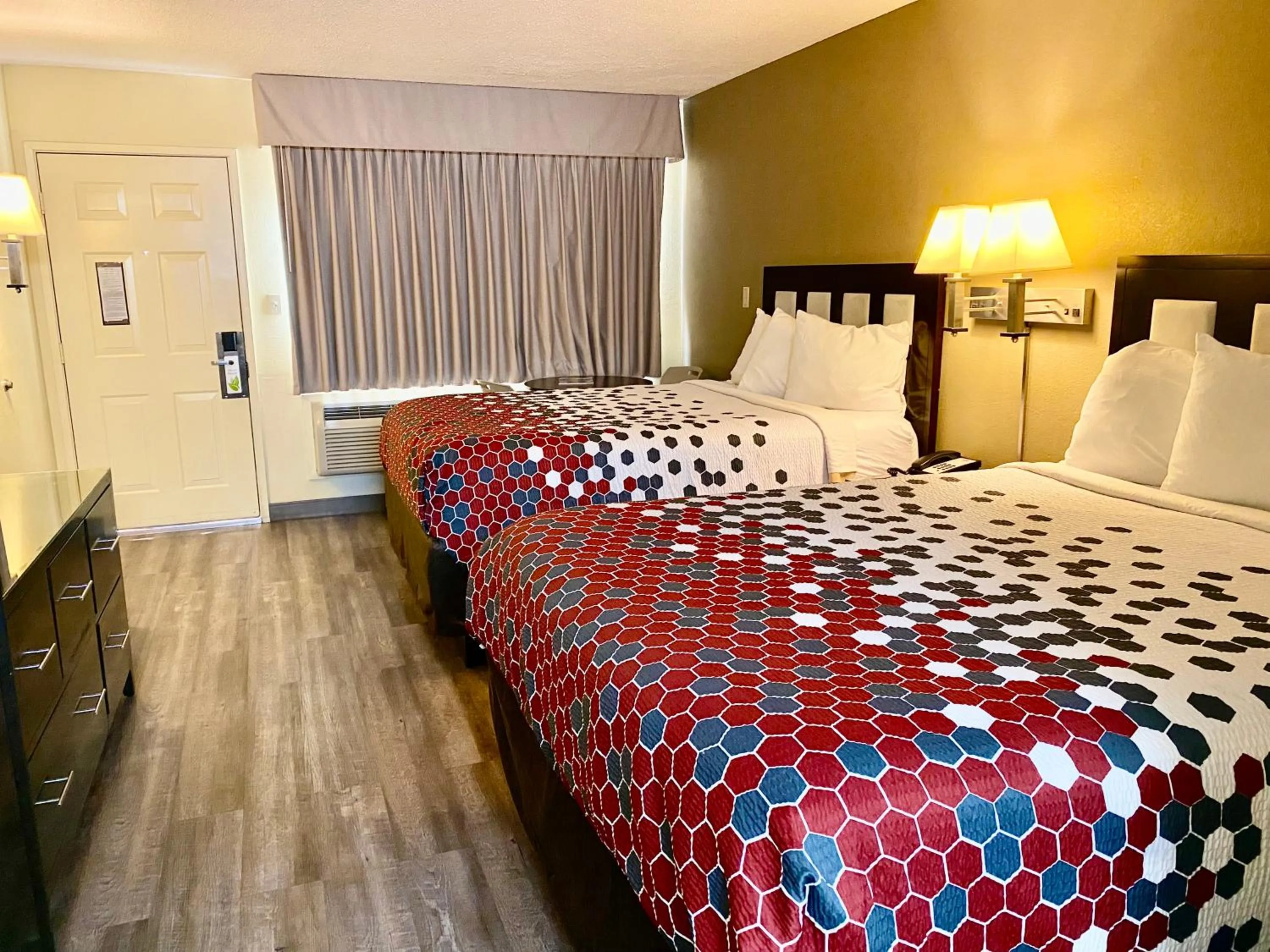 Bedroom, Bed in Super 8 by Wyndham Albuquerque Downtown