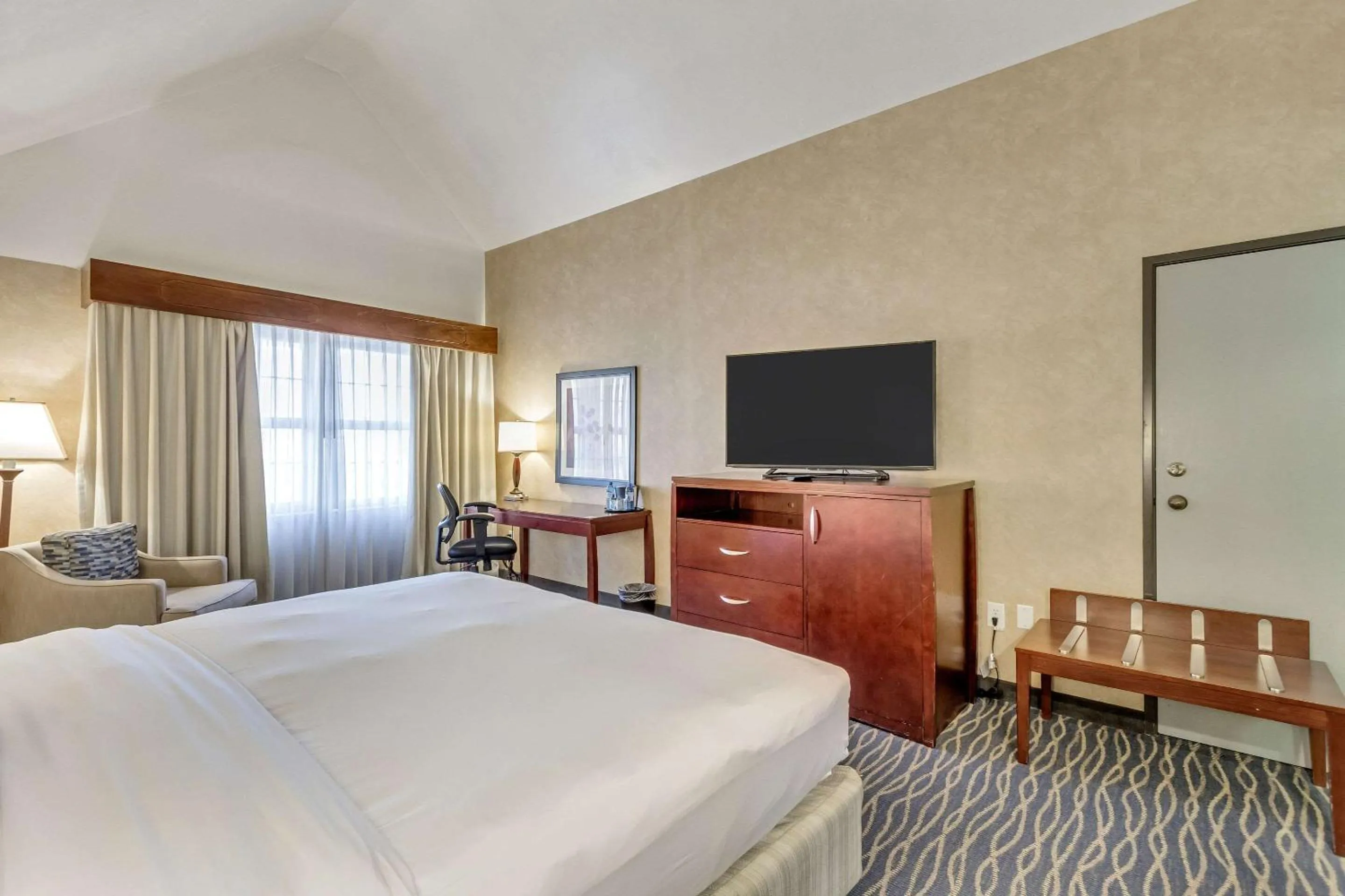 Bedroom, Bed in Radisson Hotel Salt Lake City Airport