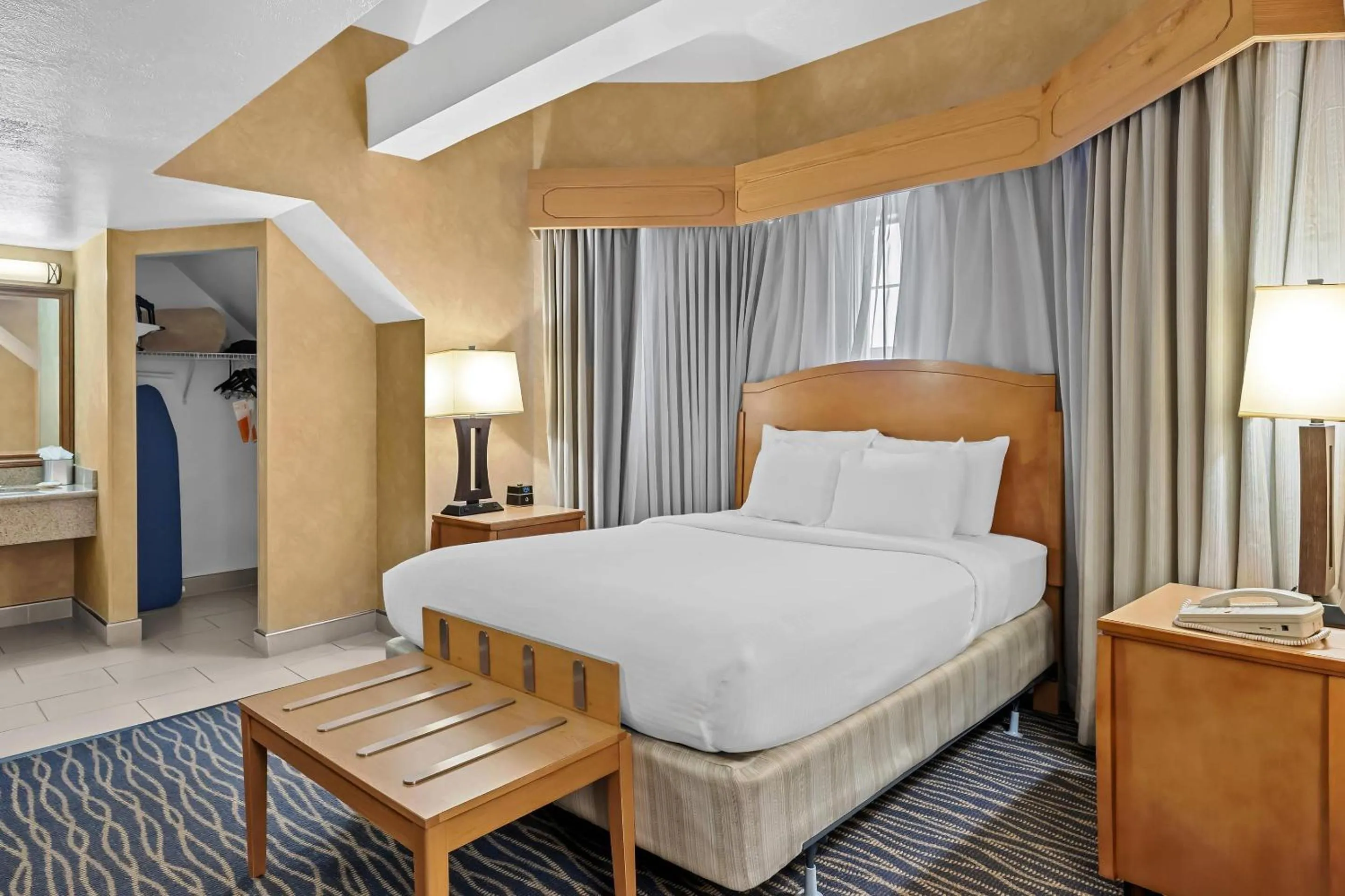 Bedroom, Bed in Radisson Hotel Salt Lake City Airport