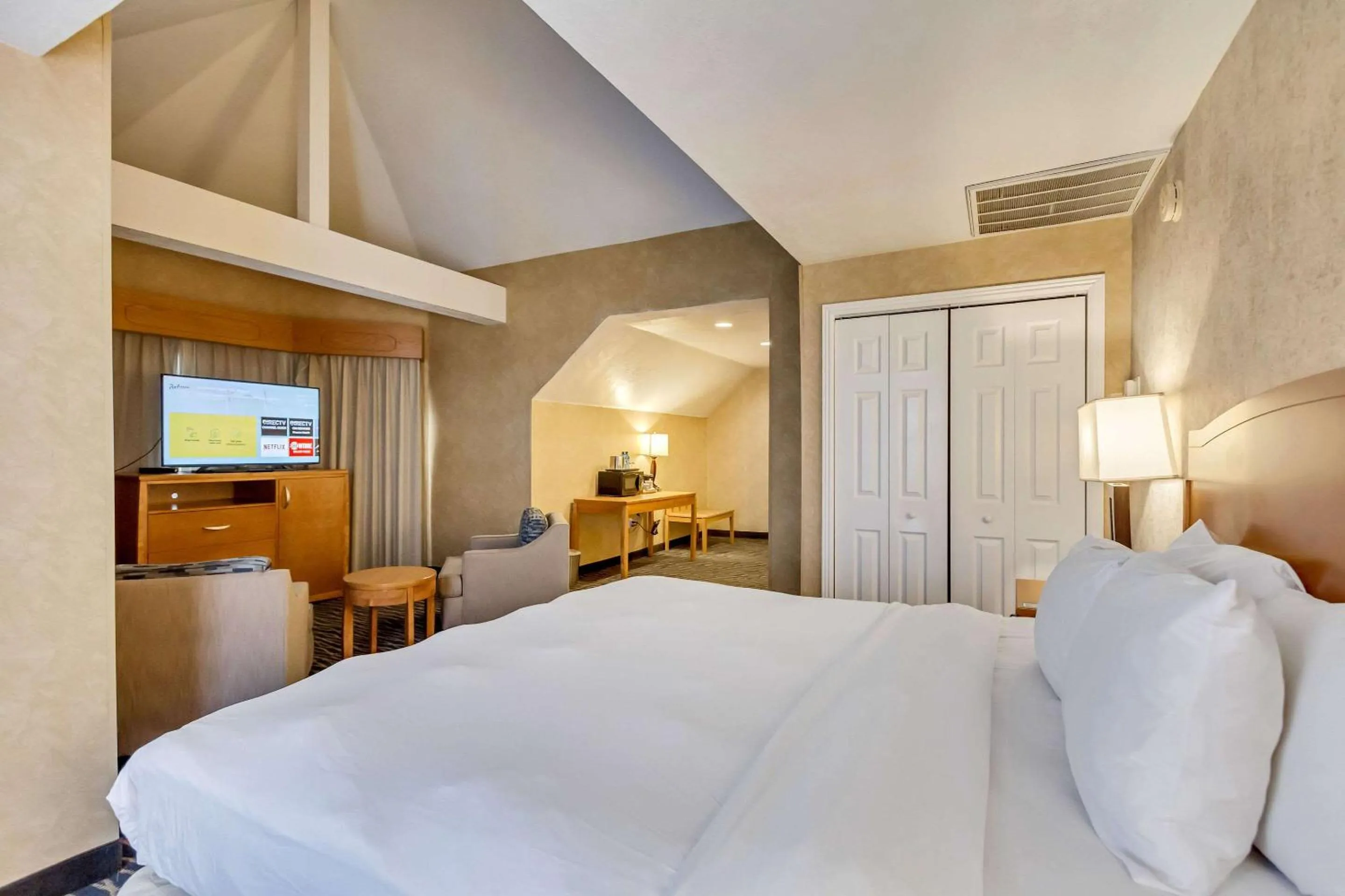 Bedroom, Bed in Radisson Hotel Salt Lake City Airport