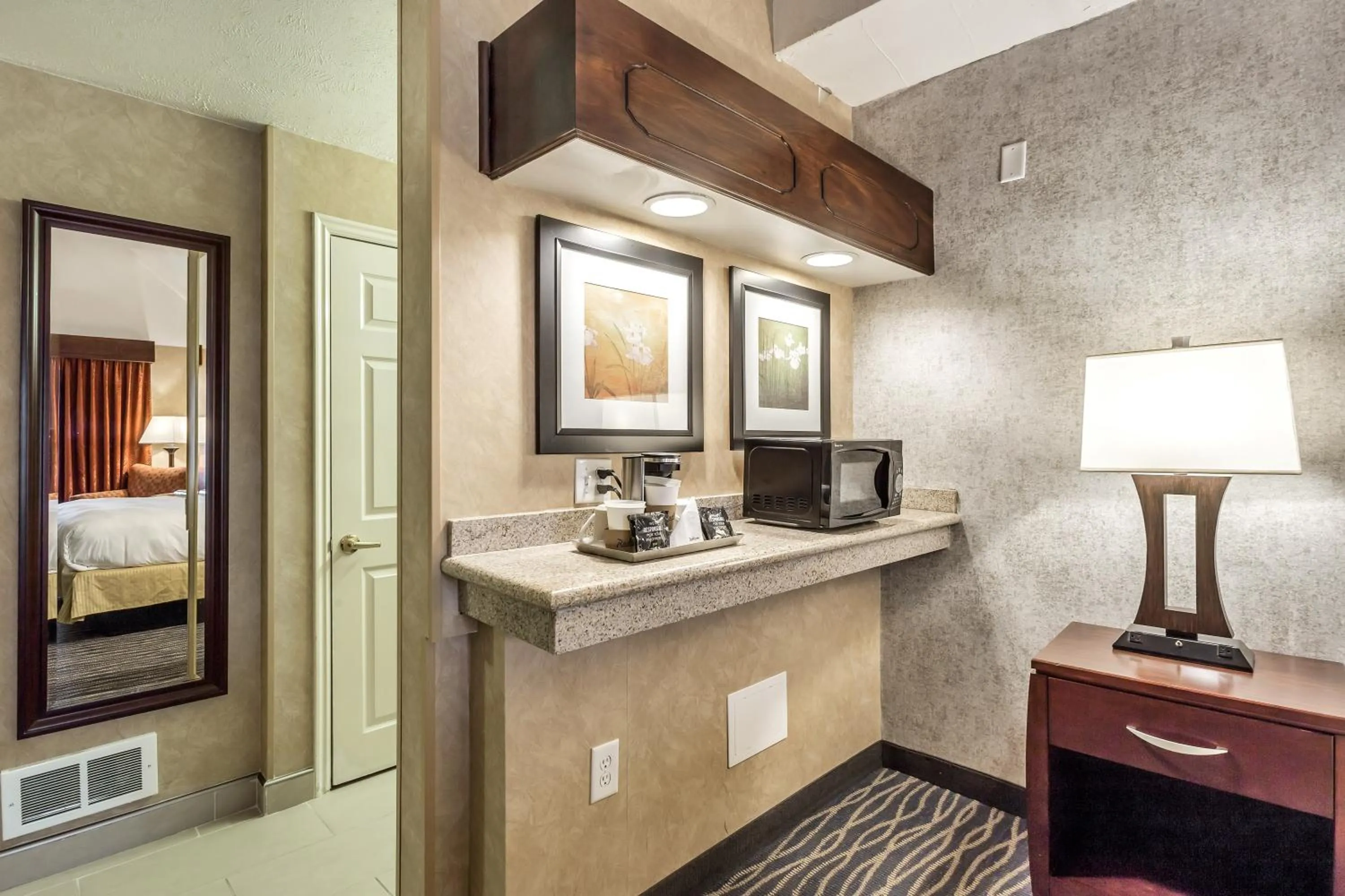 Coffee/tea facilities, Bed in Radisson Hotel Salt Lake City Airport