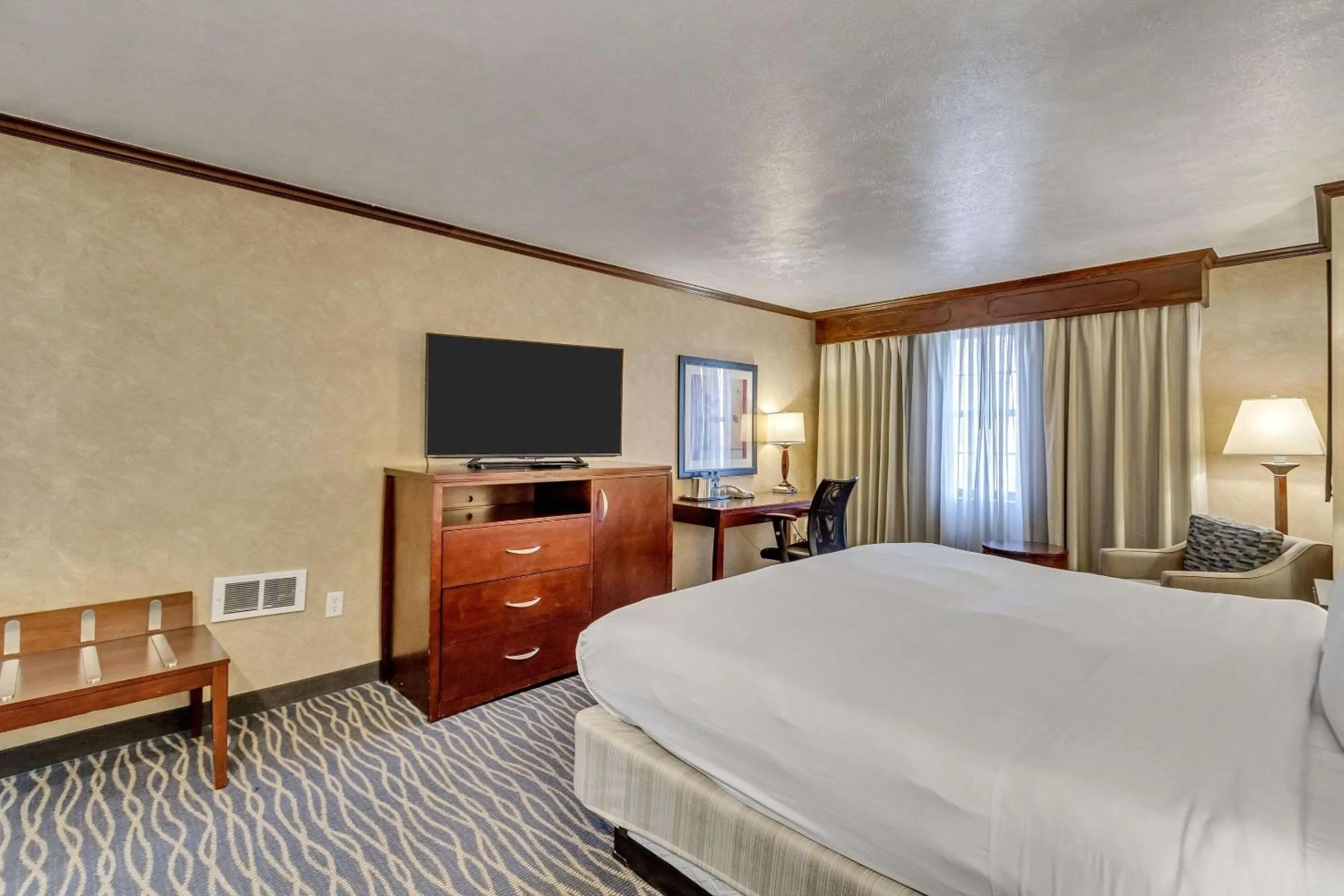 Bedroom, Bed in Radisson Hotel Salt Lake City Airport