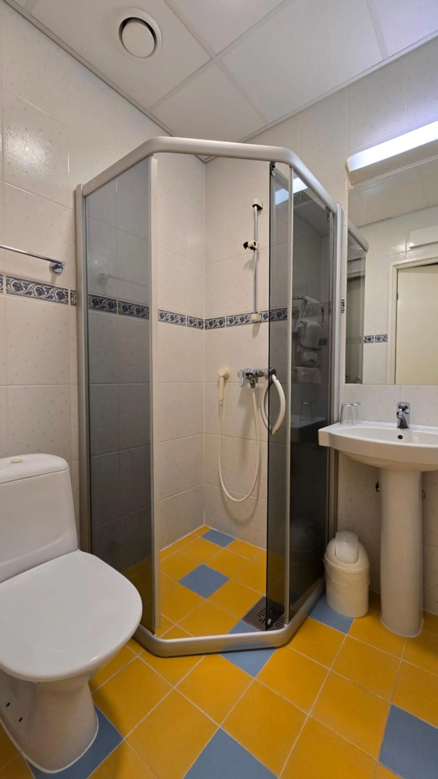 Shower in Barclay Hotel