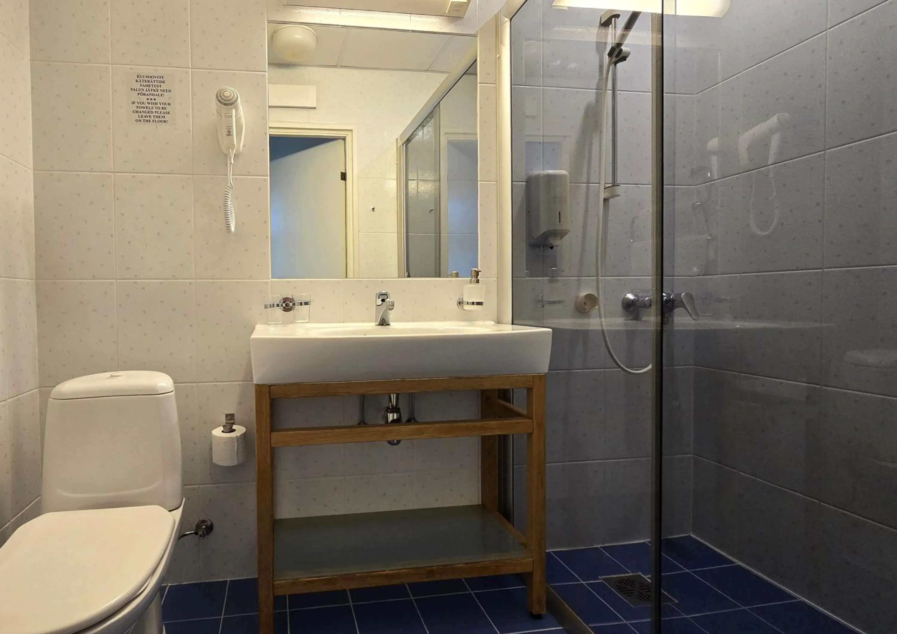 Shower in Barclay Hotel