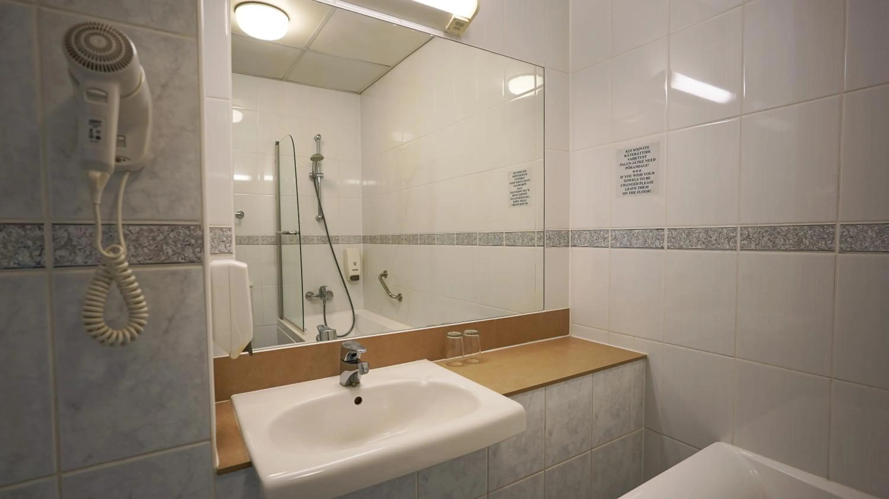 Shower in Barclay Hotel