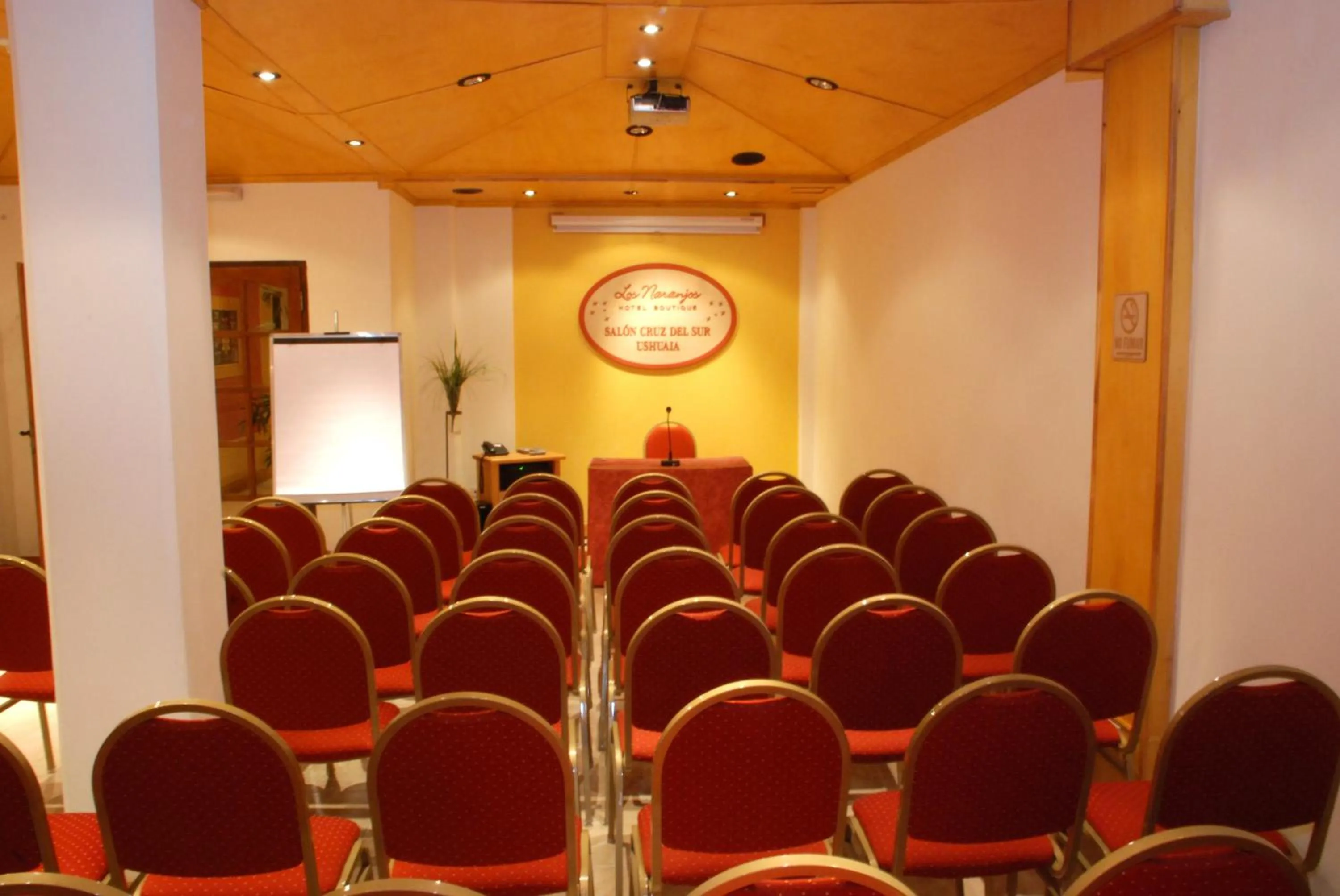 Business facilities in Los Naranjos