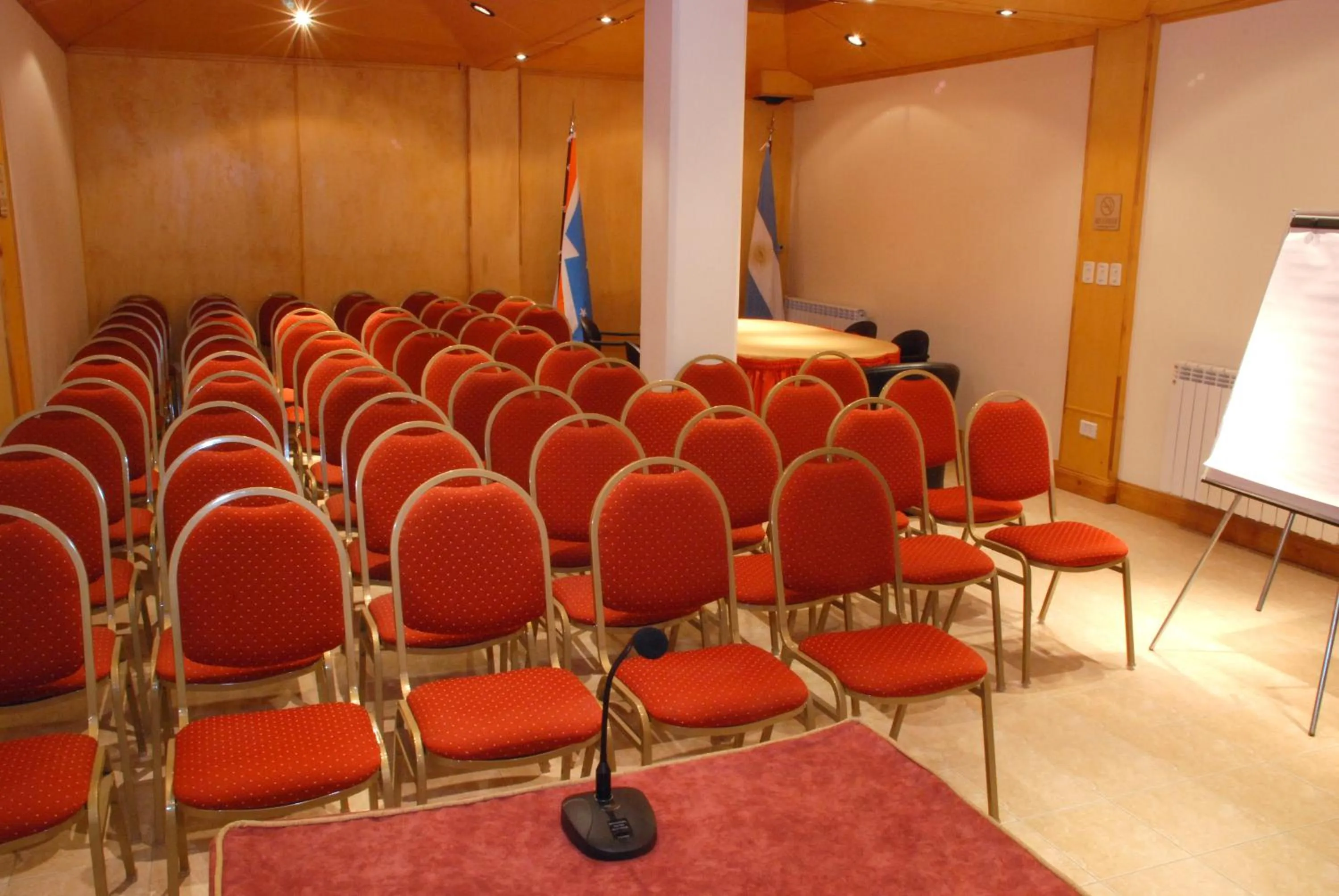 Business facilities in Los Naranjos