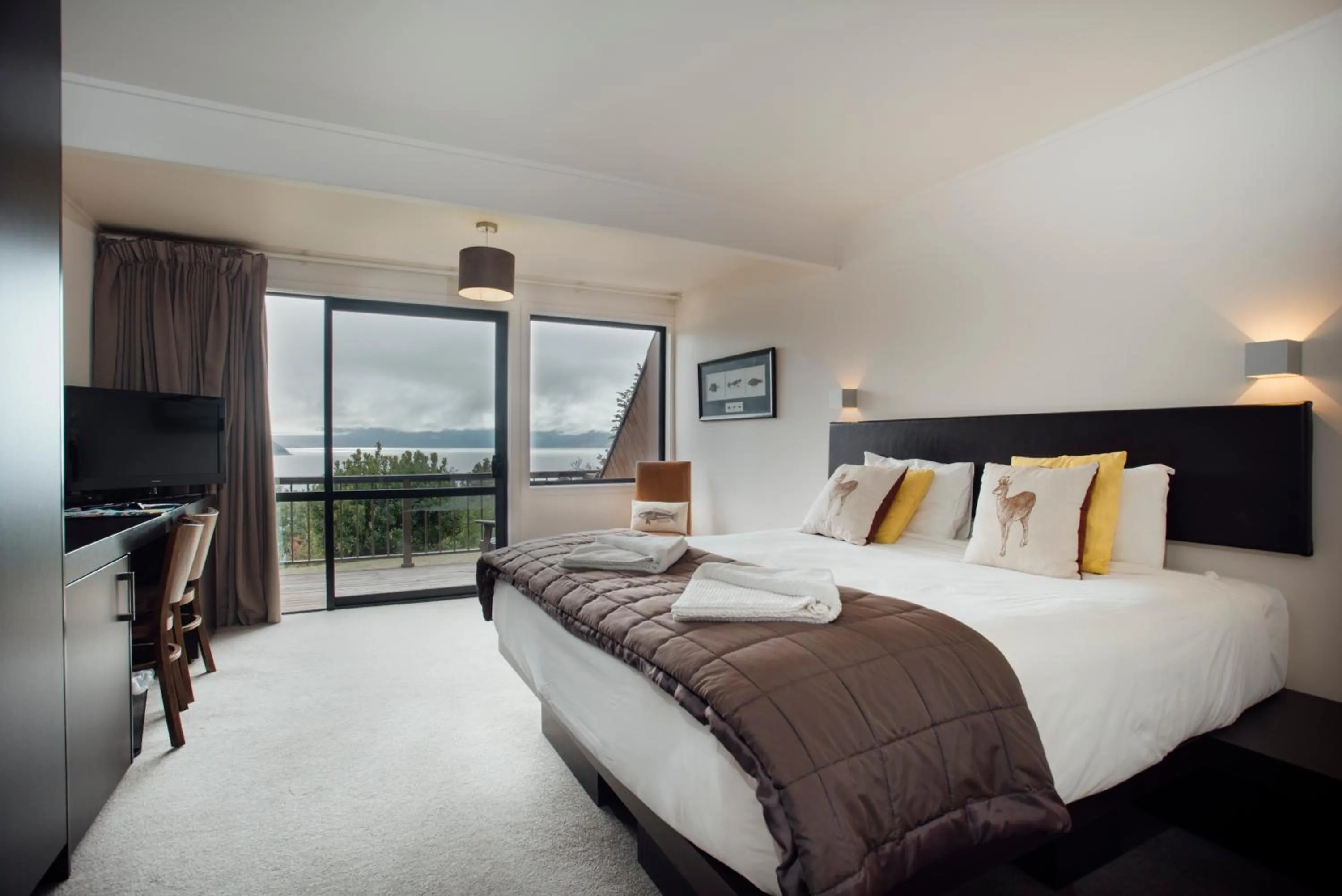 Bedroom, Bed in Hawea Hotel