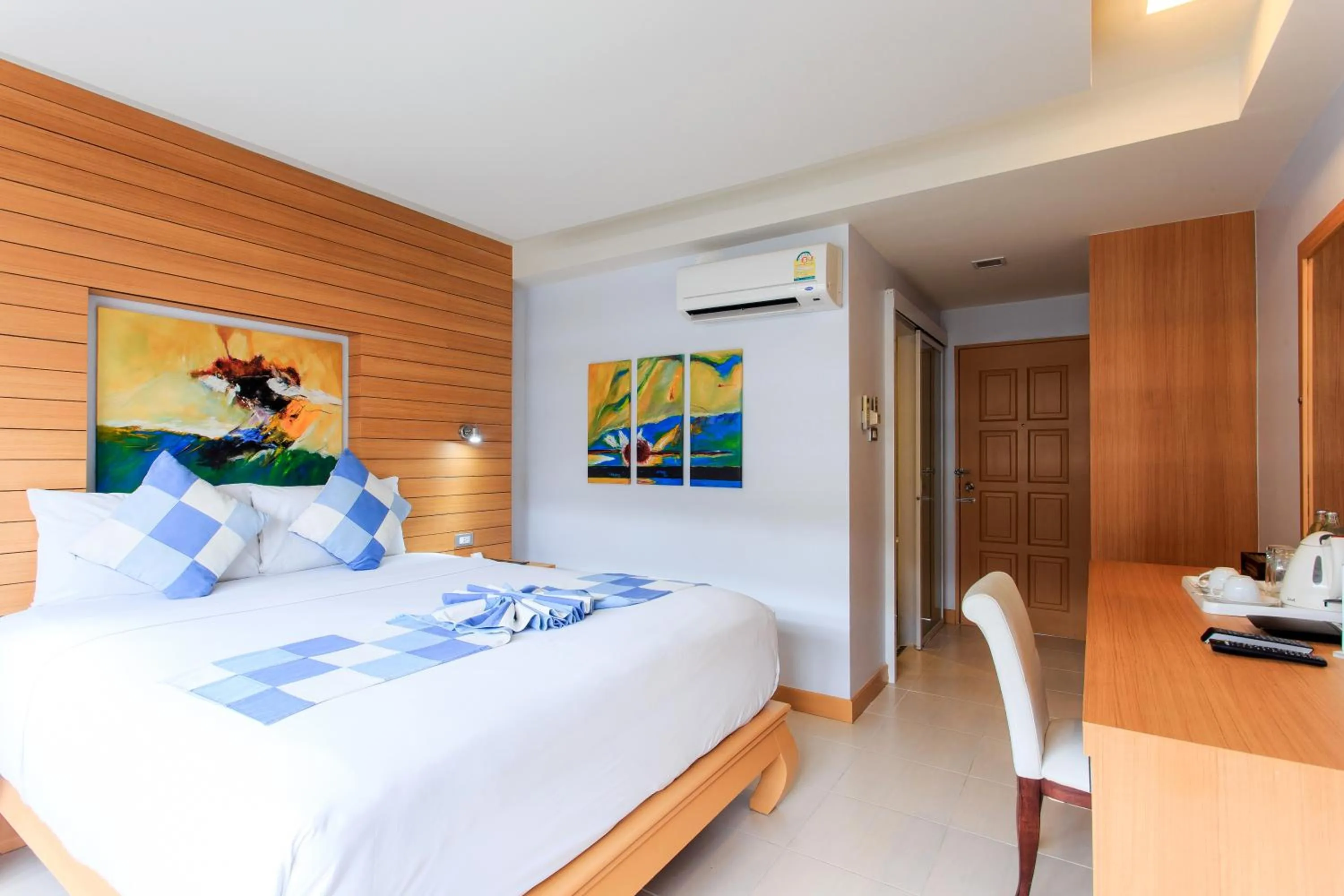 Photo of the whole room, Bed in Chaweng Budget Hotel