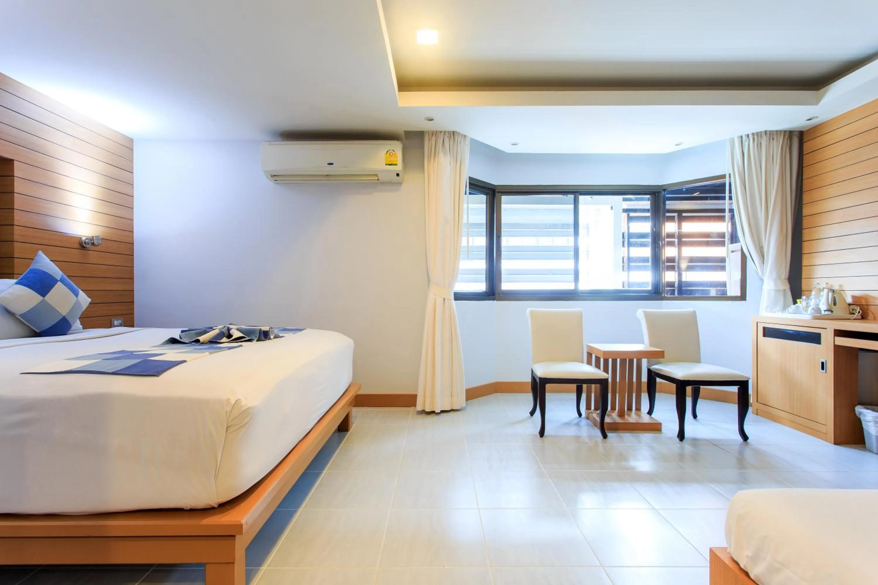 Photo of the whole room, Bed in Chaweng Budget Hotel