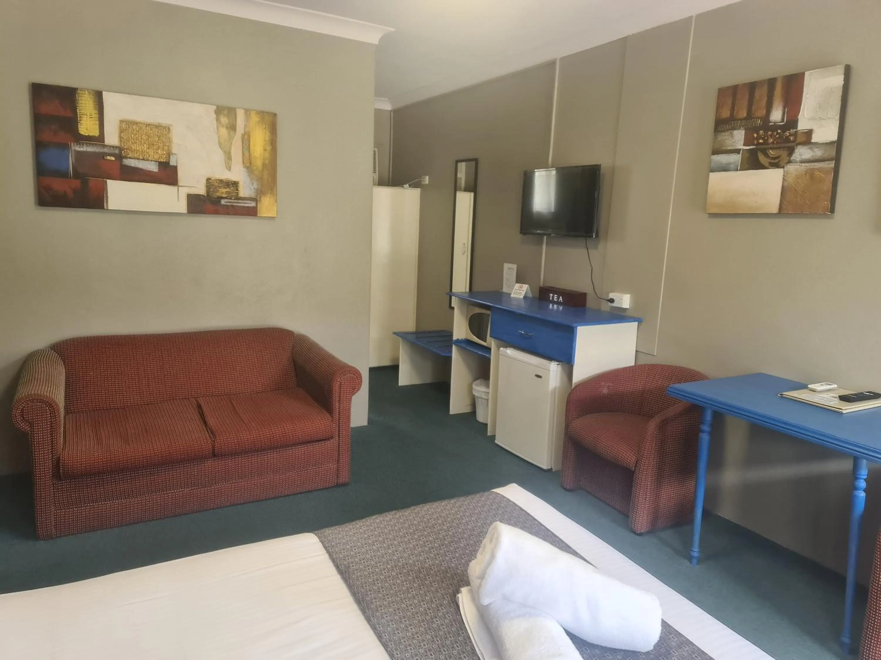 Seating area in Valley View Motel