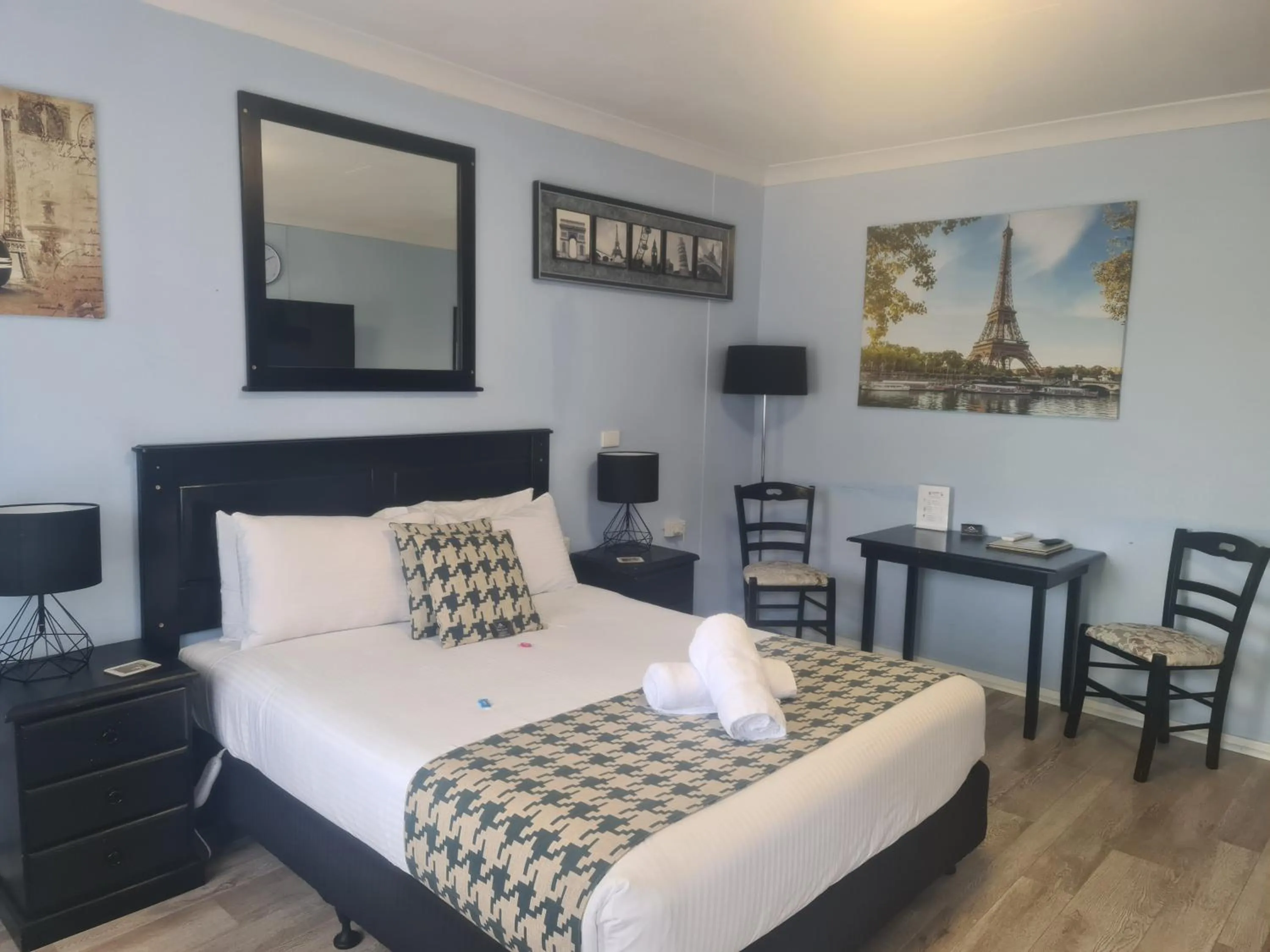 Photo of the whole room, Bed in Valley View Motel