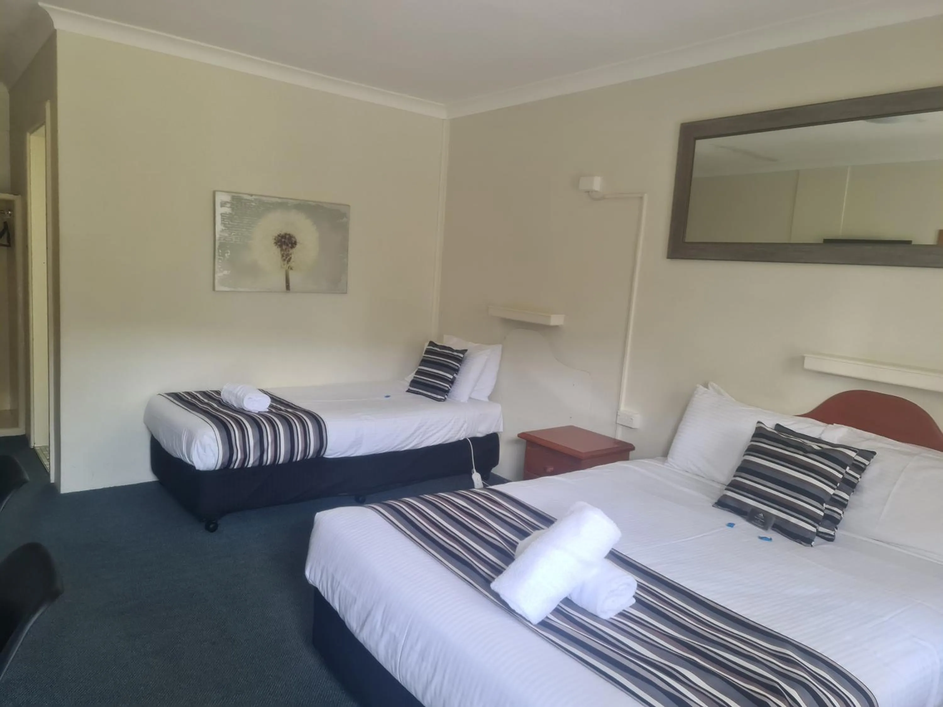 Photo of the whole room, Bed in Valley View Motel