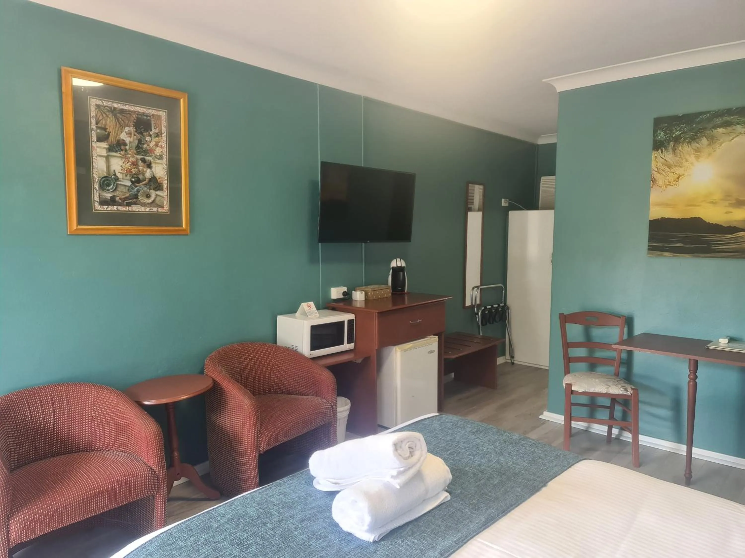 Photo of the whole room in Valley View Motel