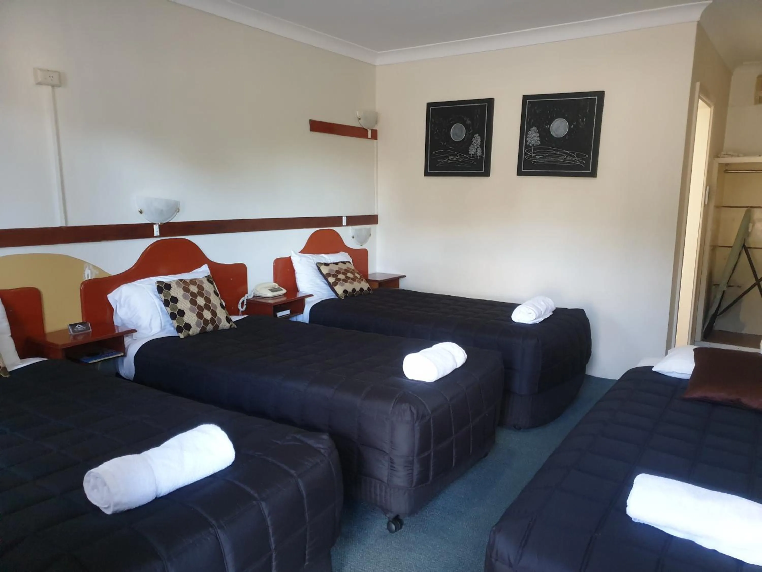 Photo of the whole room, Bed in Valley View Motel