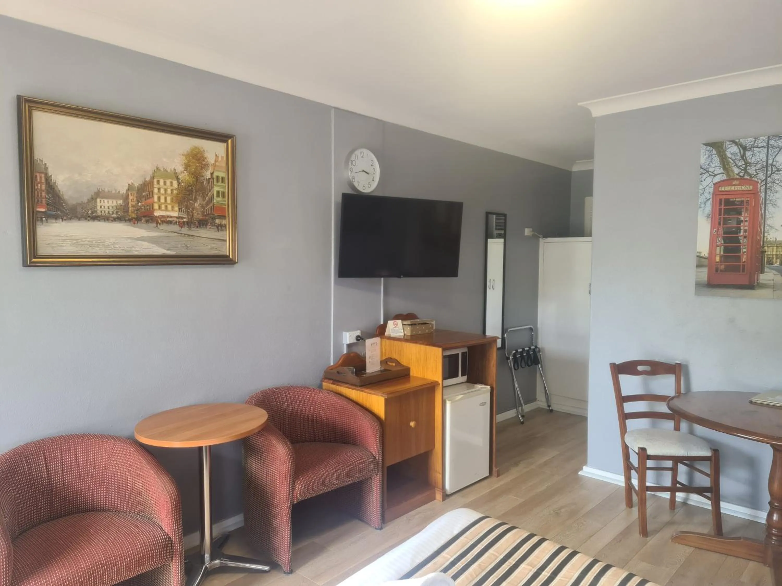 Seating area in Valley View Motel