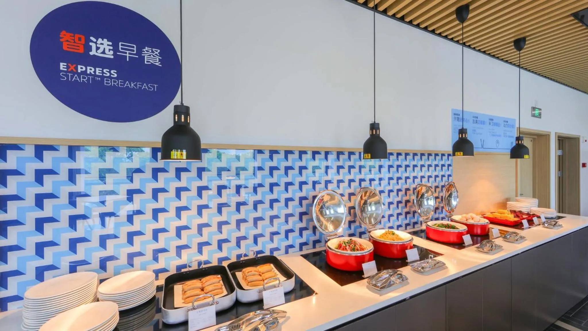 Restaurant/places to eat in Holiday Inn Express Shanghai Pudong Airport by IHG