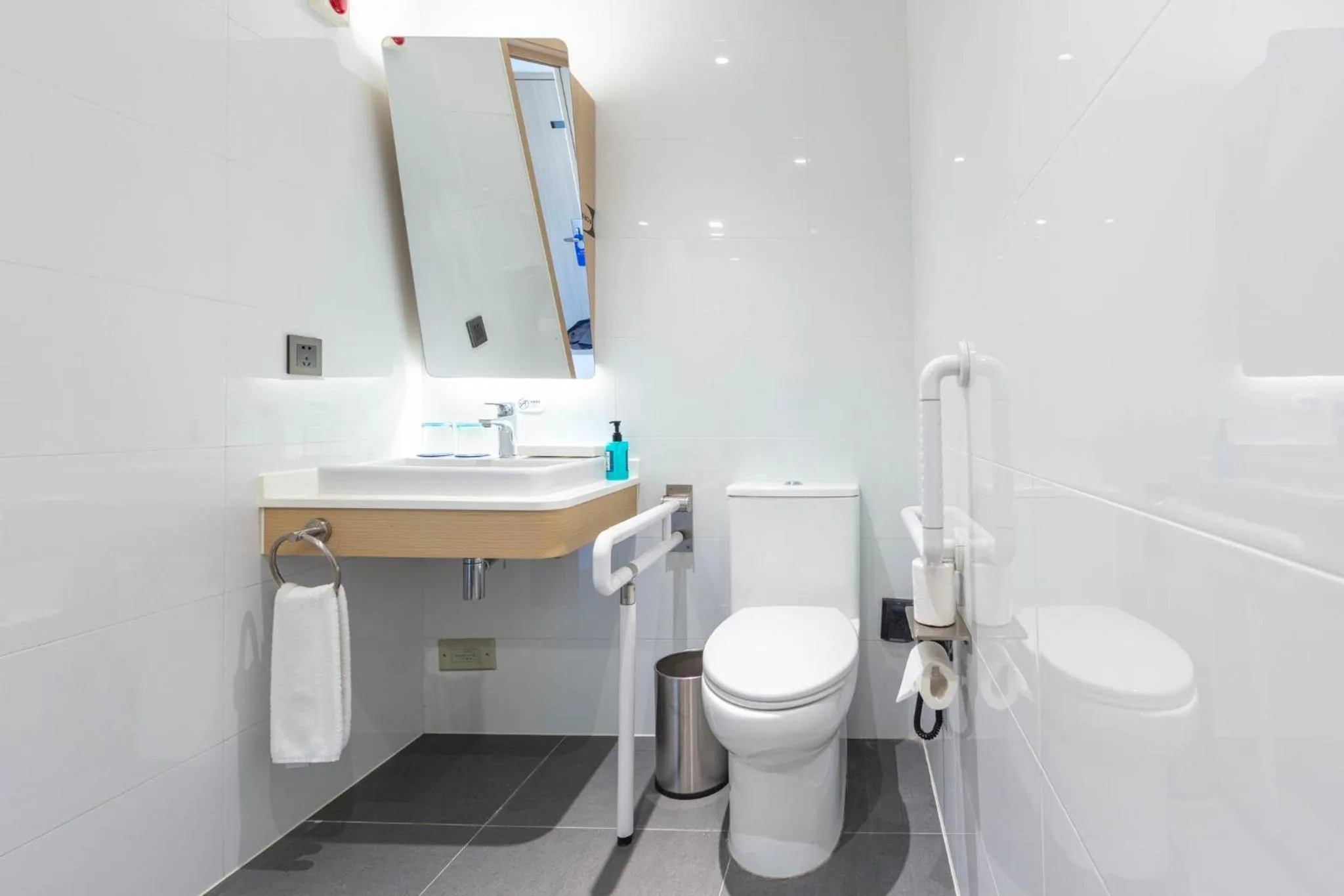 Photo of the whole room in Holiday Inn Express Shanghai Pudong Airport by IHG